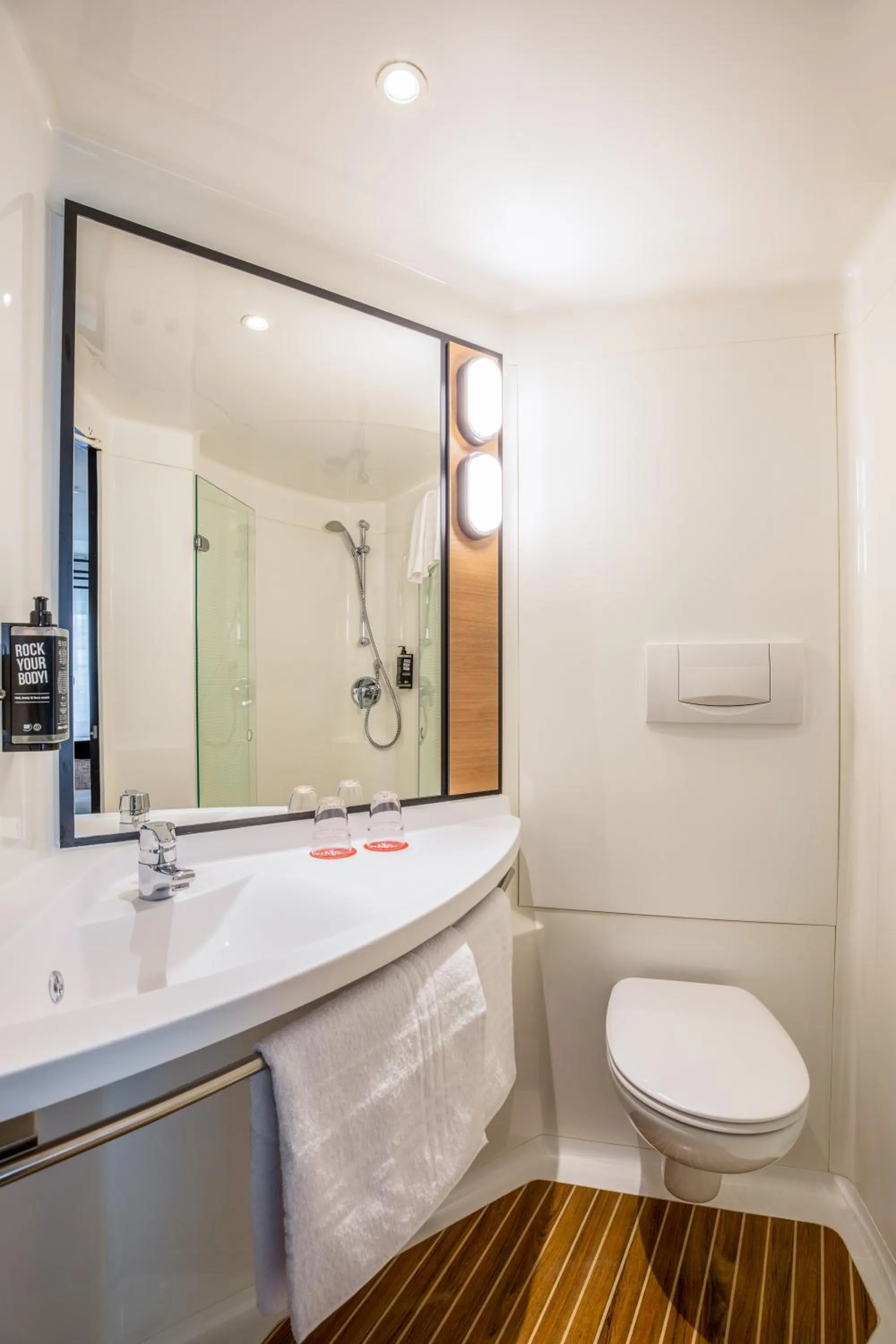 Bathroom in ibis Hotel Dortmund City