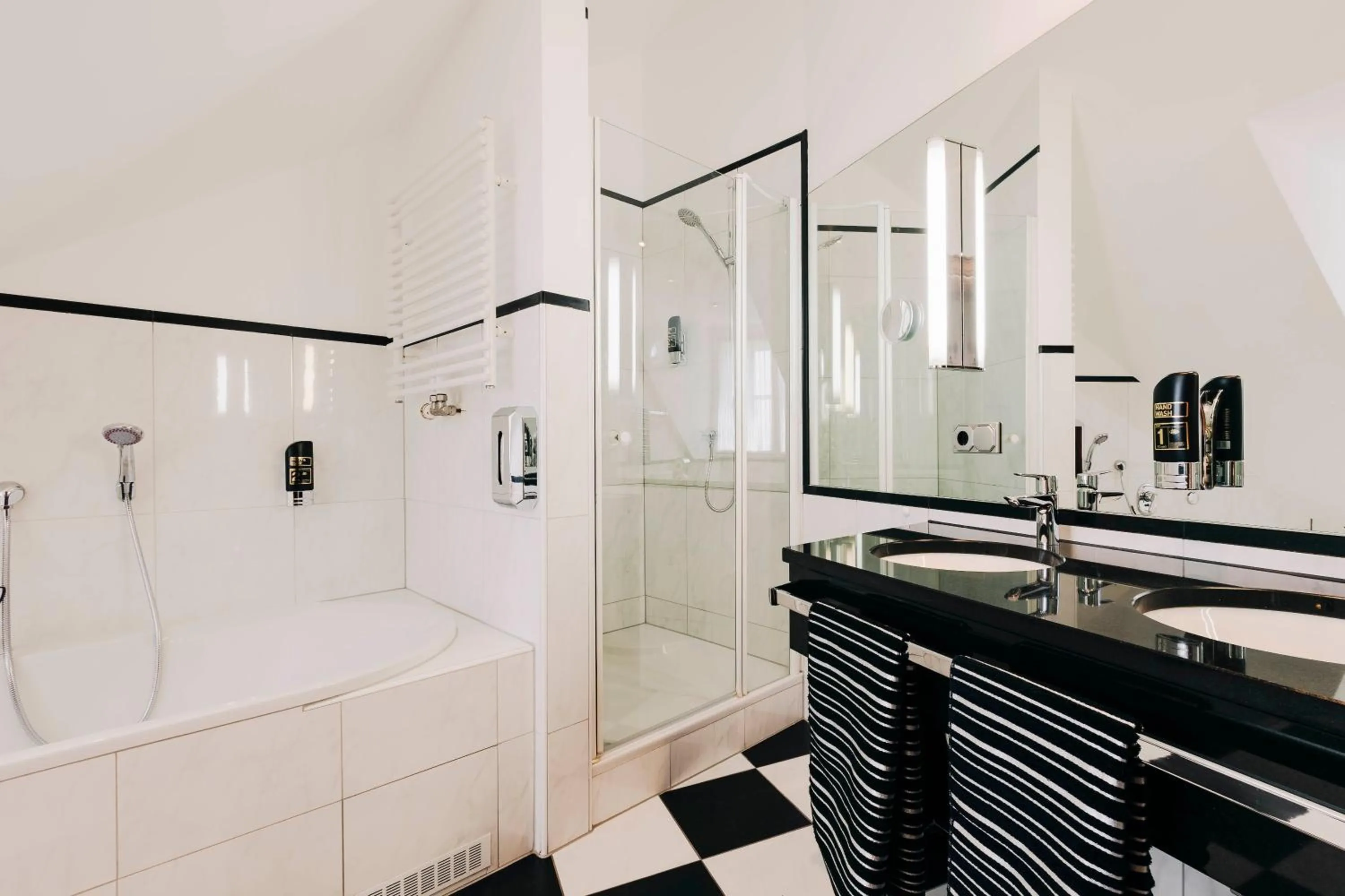 Bathroom in DAS v EVERT Hotel - am Congress Centrum Würzburg