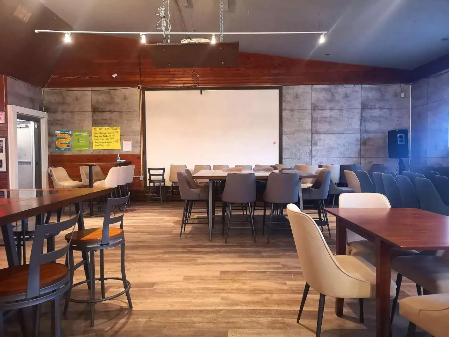 Lounge or bar in 7 Day's Hotel