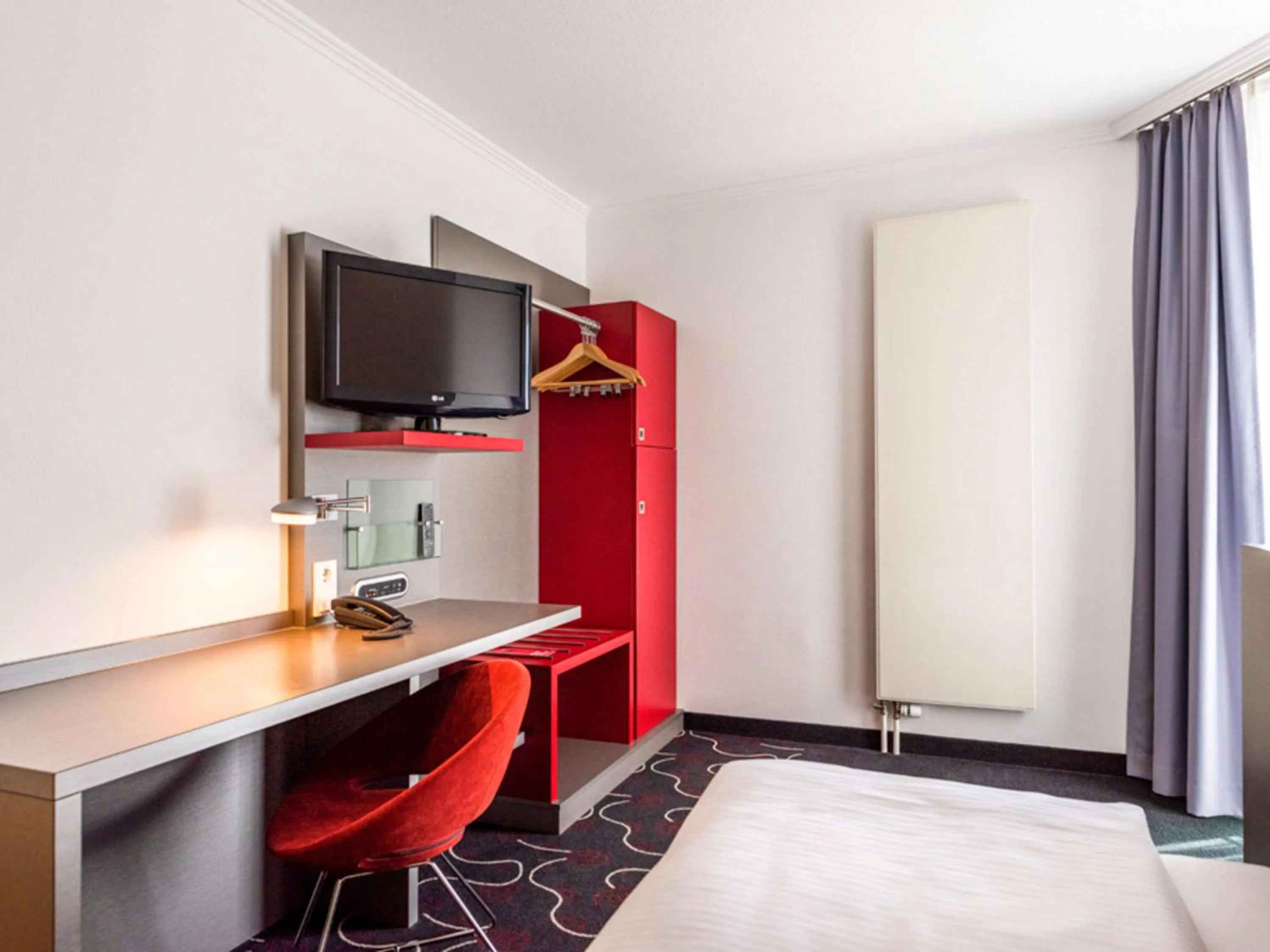 Photo of the whole room, TV/Entertainment Center in ibis Styles Stuttgart