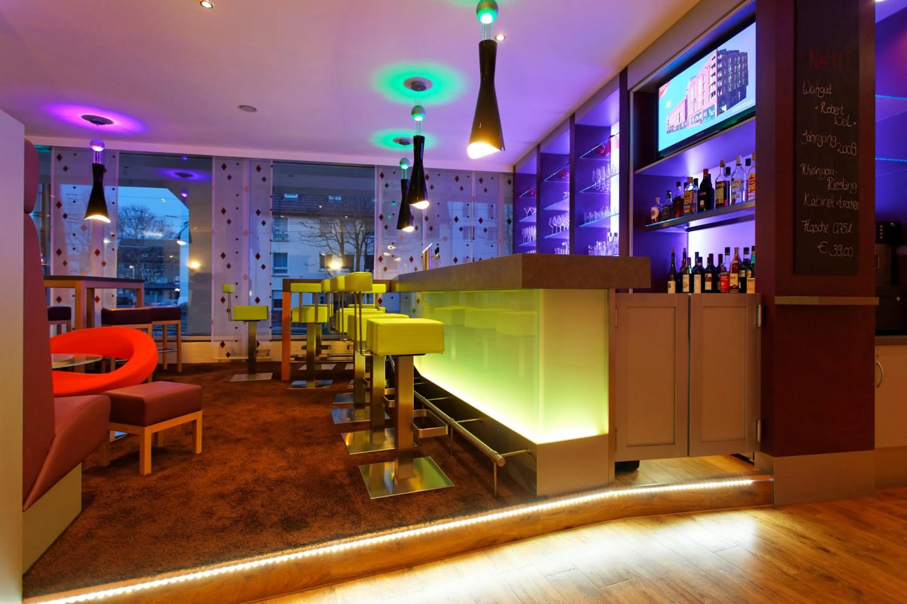 Photo of the whole room, Lounge/Bar in ibis Styles Stuttgart