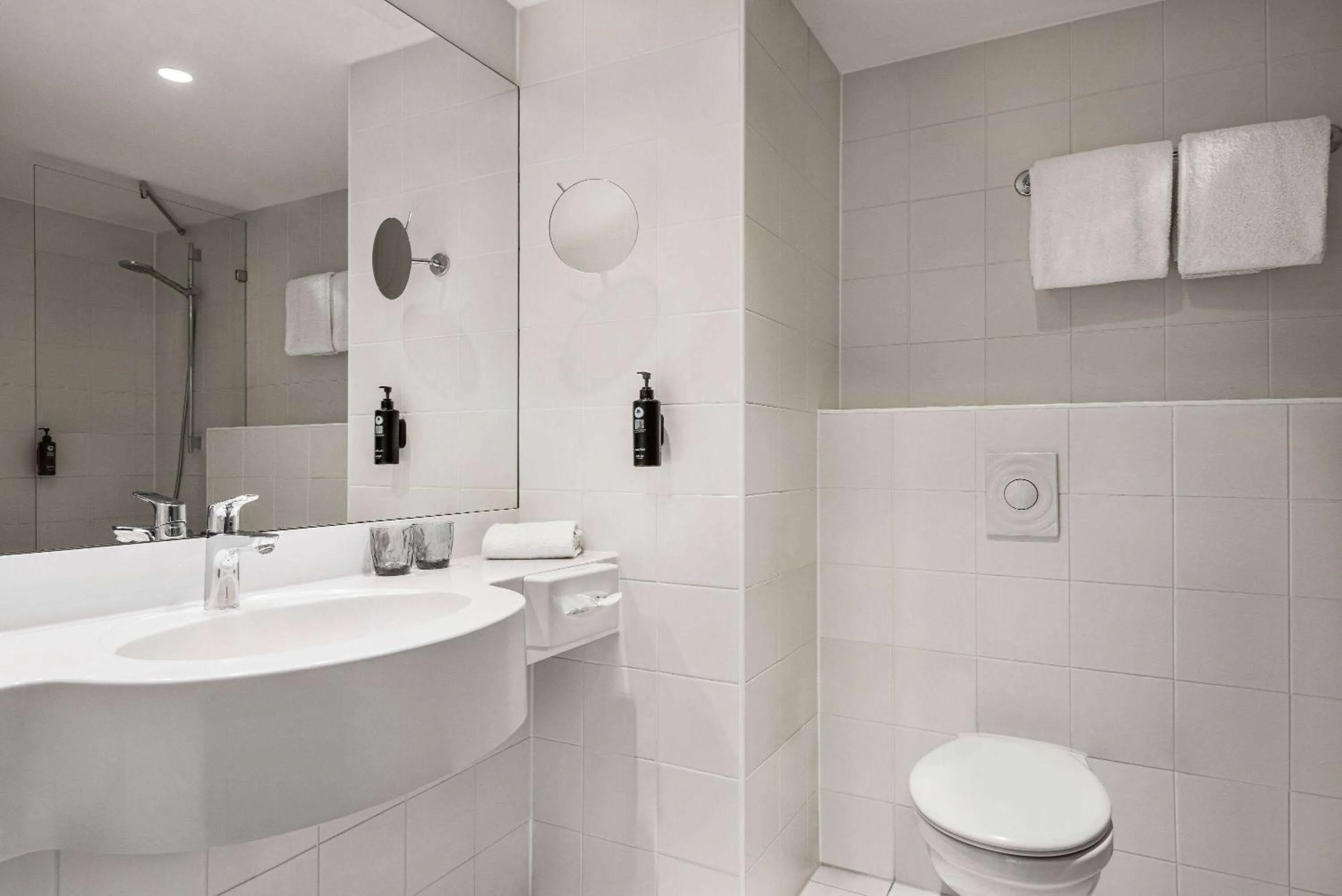 TV and multimedia in Vienna House Easy by Wyndham Wuppertal