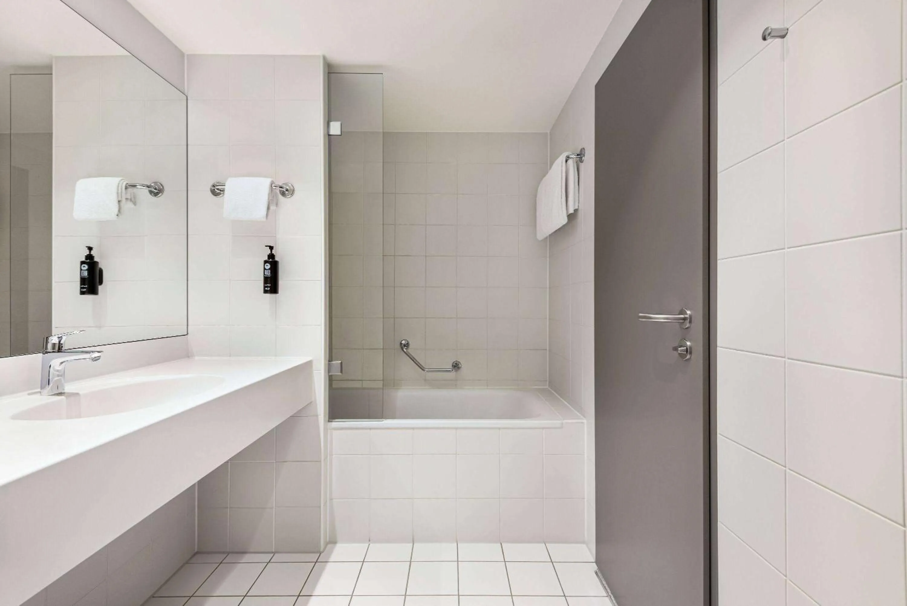 TV and multimedia in Vienna House Easy by Wyndham Wuppertal