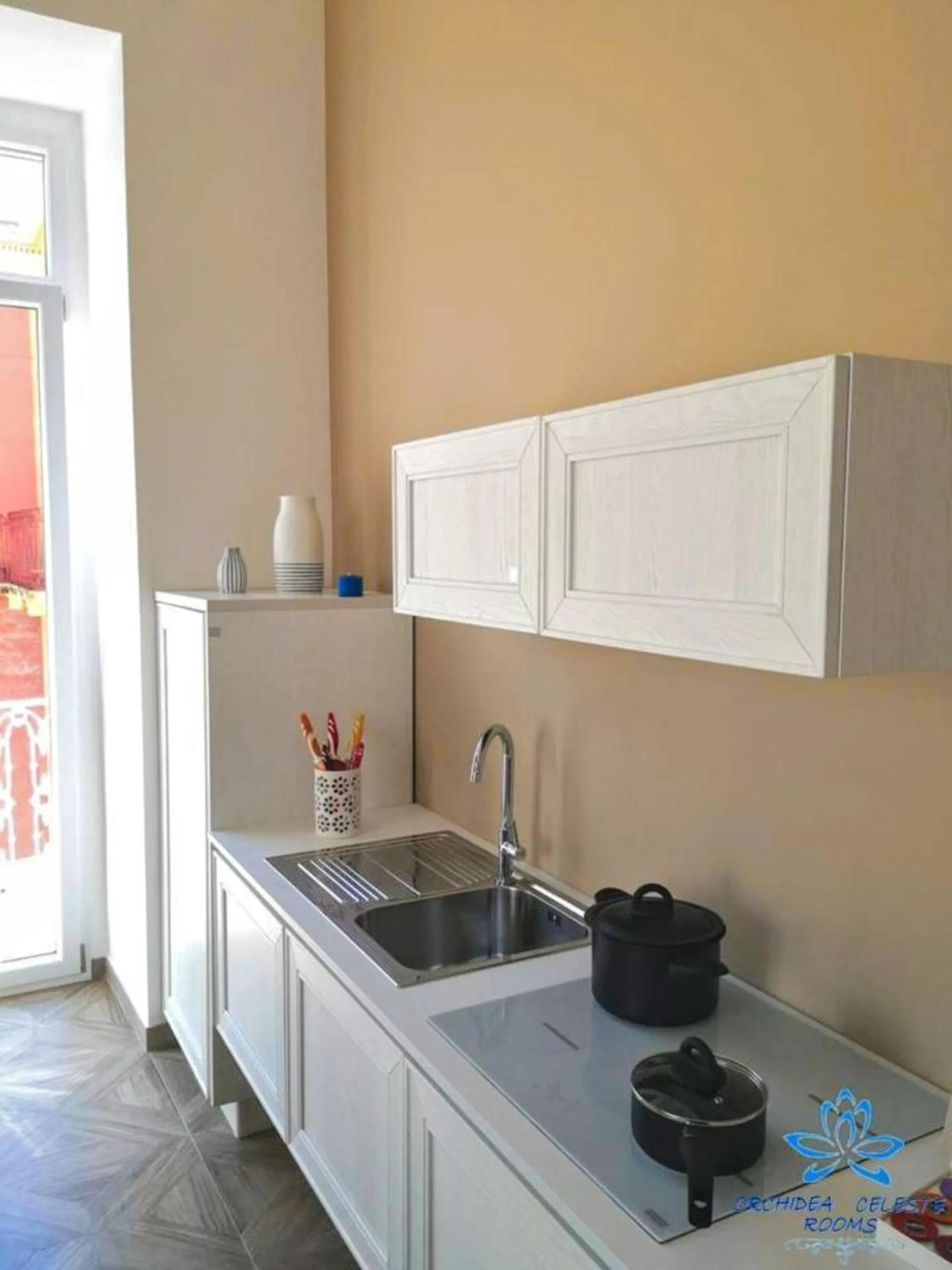 Kitchen or kitchenette in B&B Orchidea Celeste