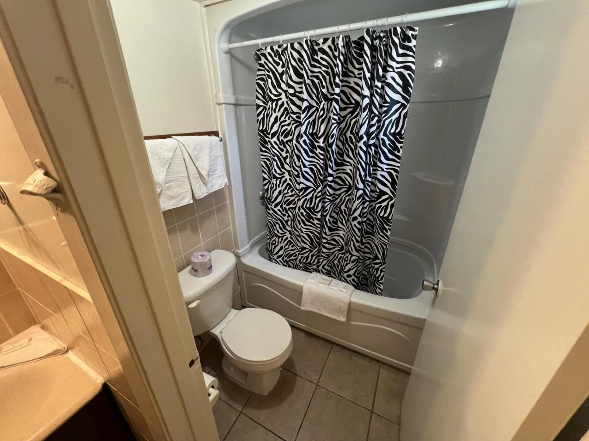 Toilet in Choice Inn by the falls