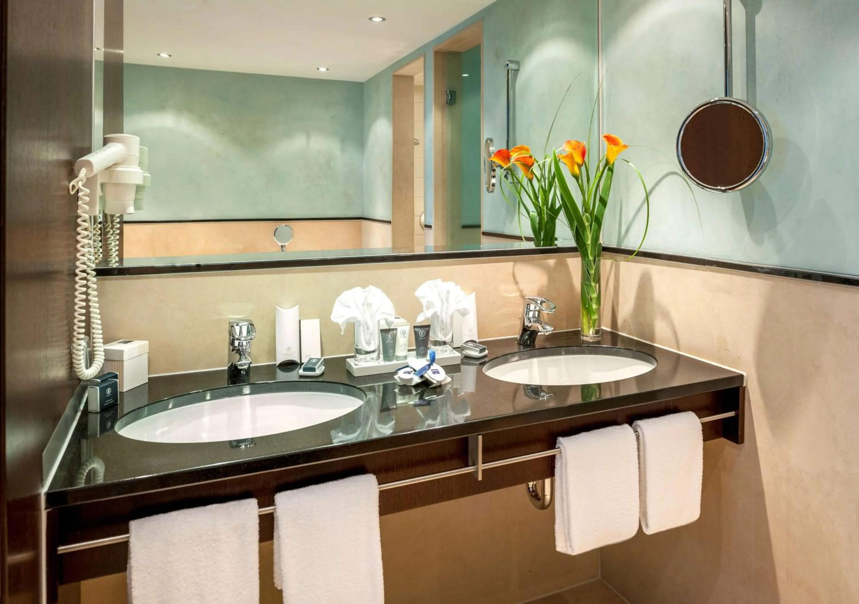 Bathroom in Dorint Main Taunus Zentrum Frankfurt Sulzbach