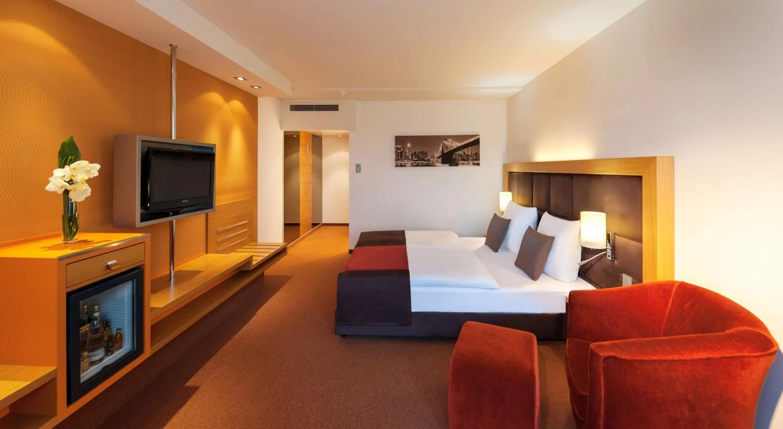 Photo of the whole room, Bed in Dorint Main Taunus Zentrum Frankfurt Sulzbach