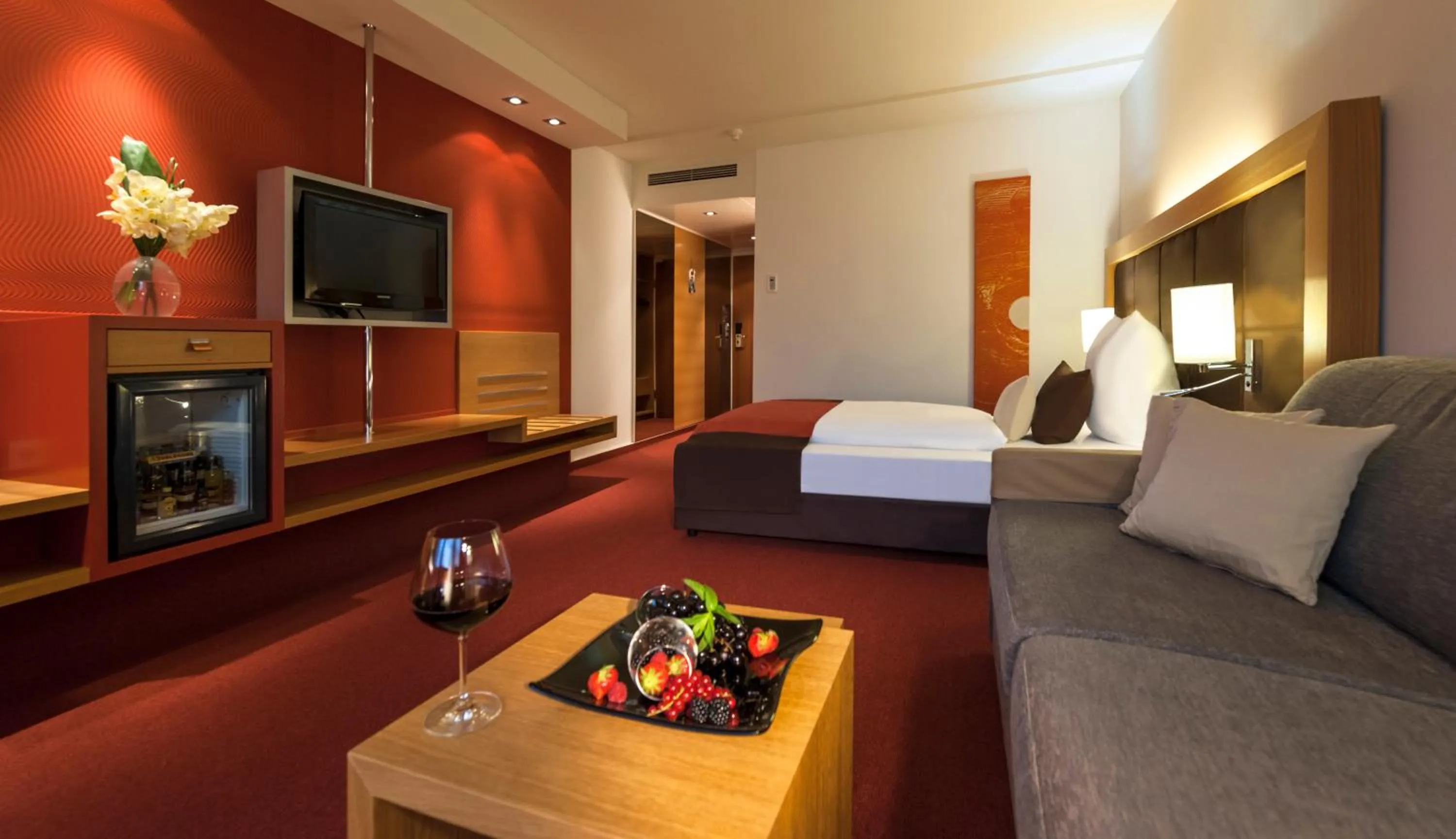 Photo of the whole room, Bed in Dorint Main Taunus Zentrum Frankfurt Sulzbach