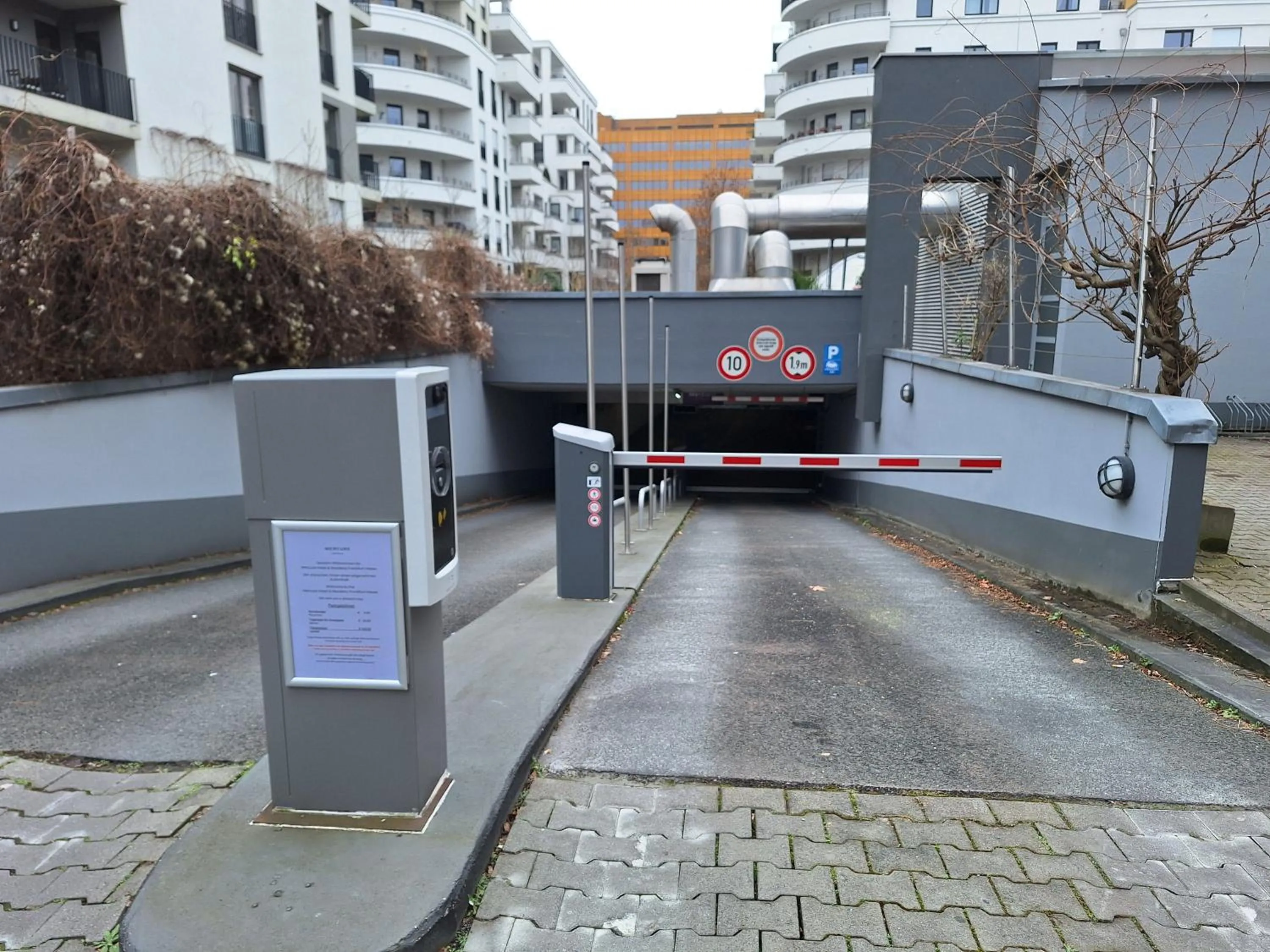 Parking in Mercure Residenz Frankfurt Messe