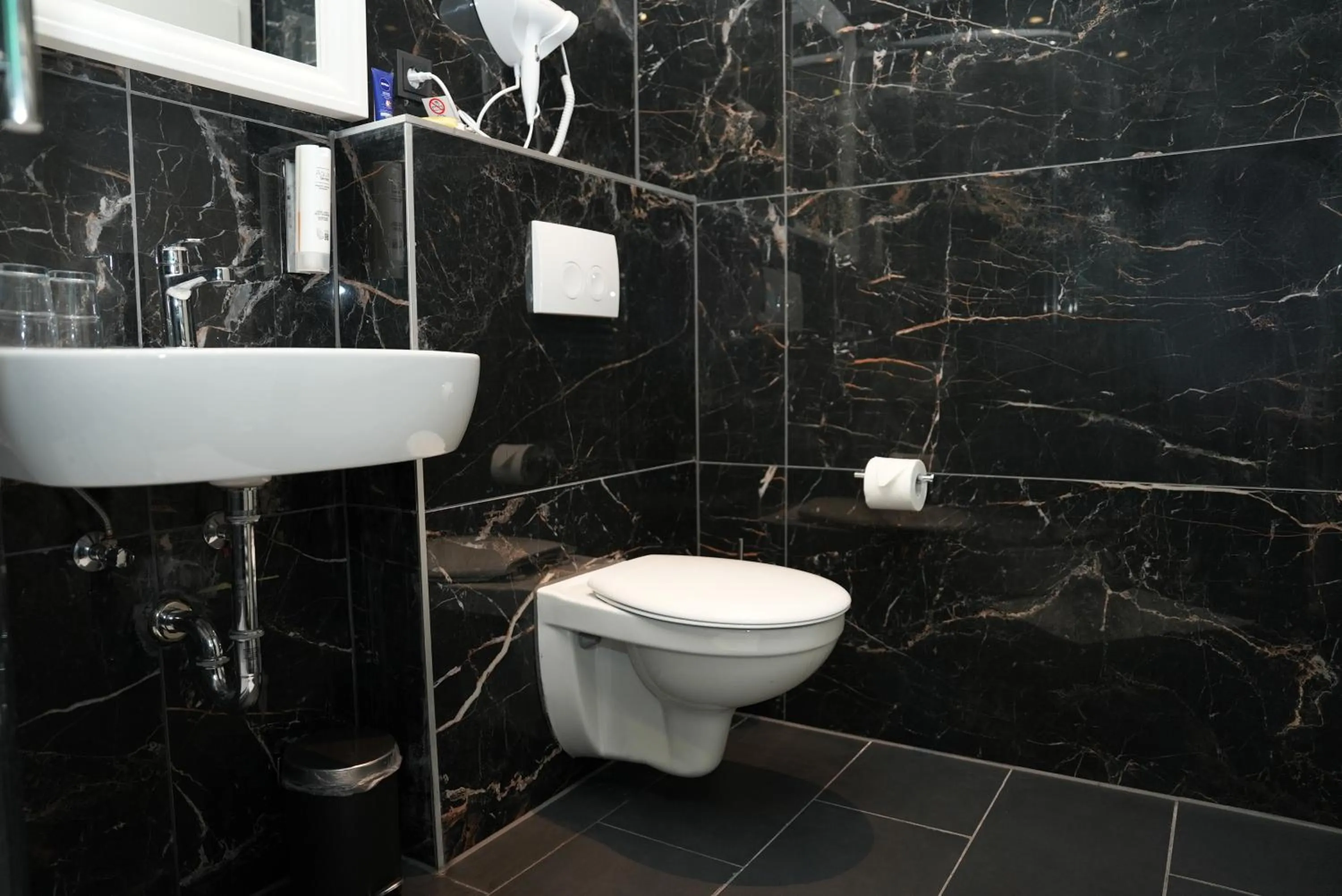 Shower in Hotel Attaché an der Messe