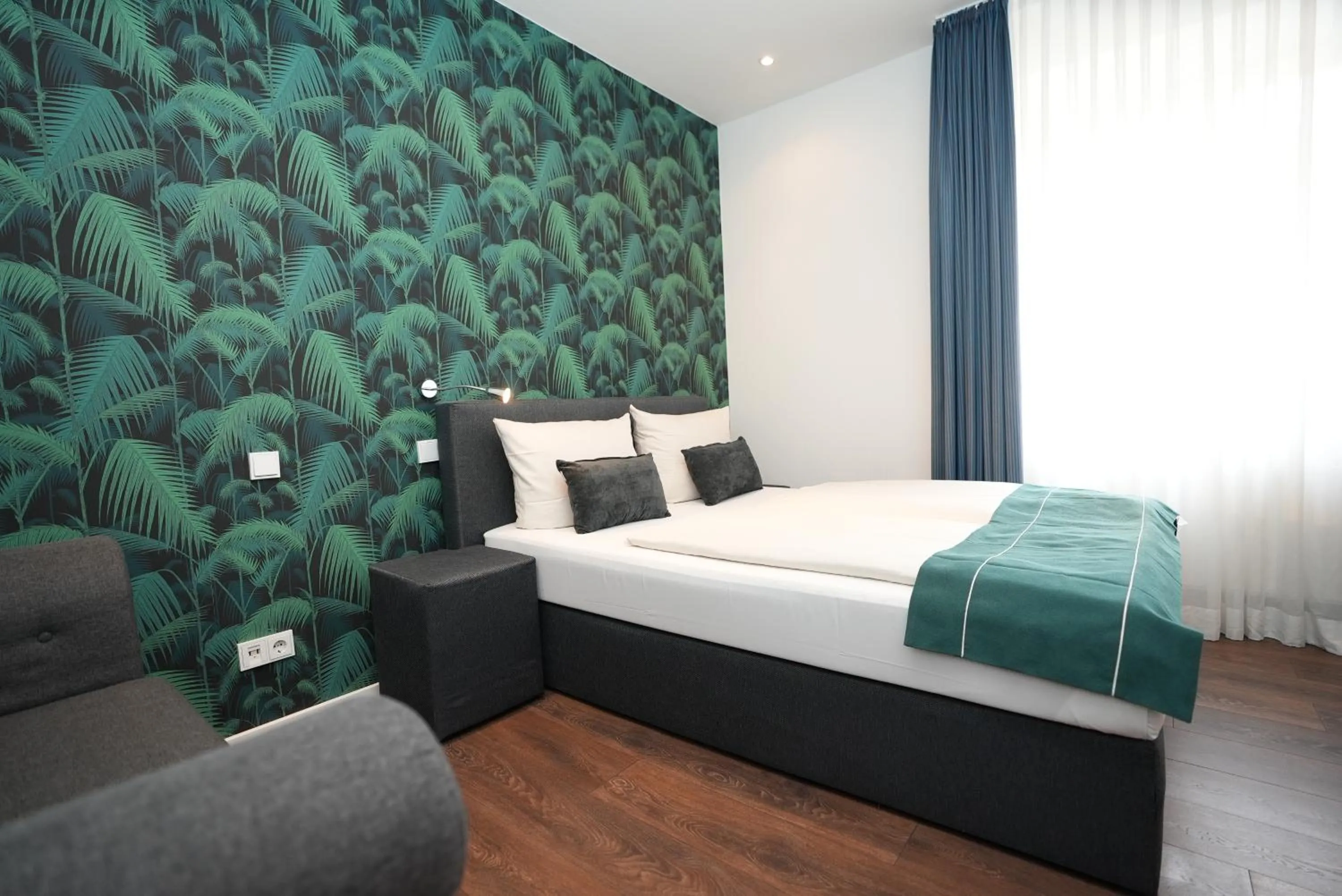 Living room, Bed in Hotel Attaché an der Messe