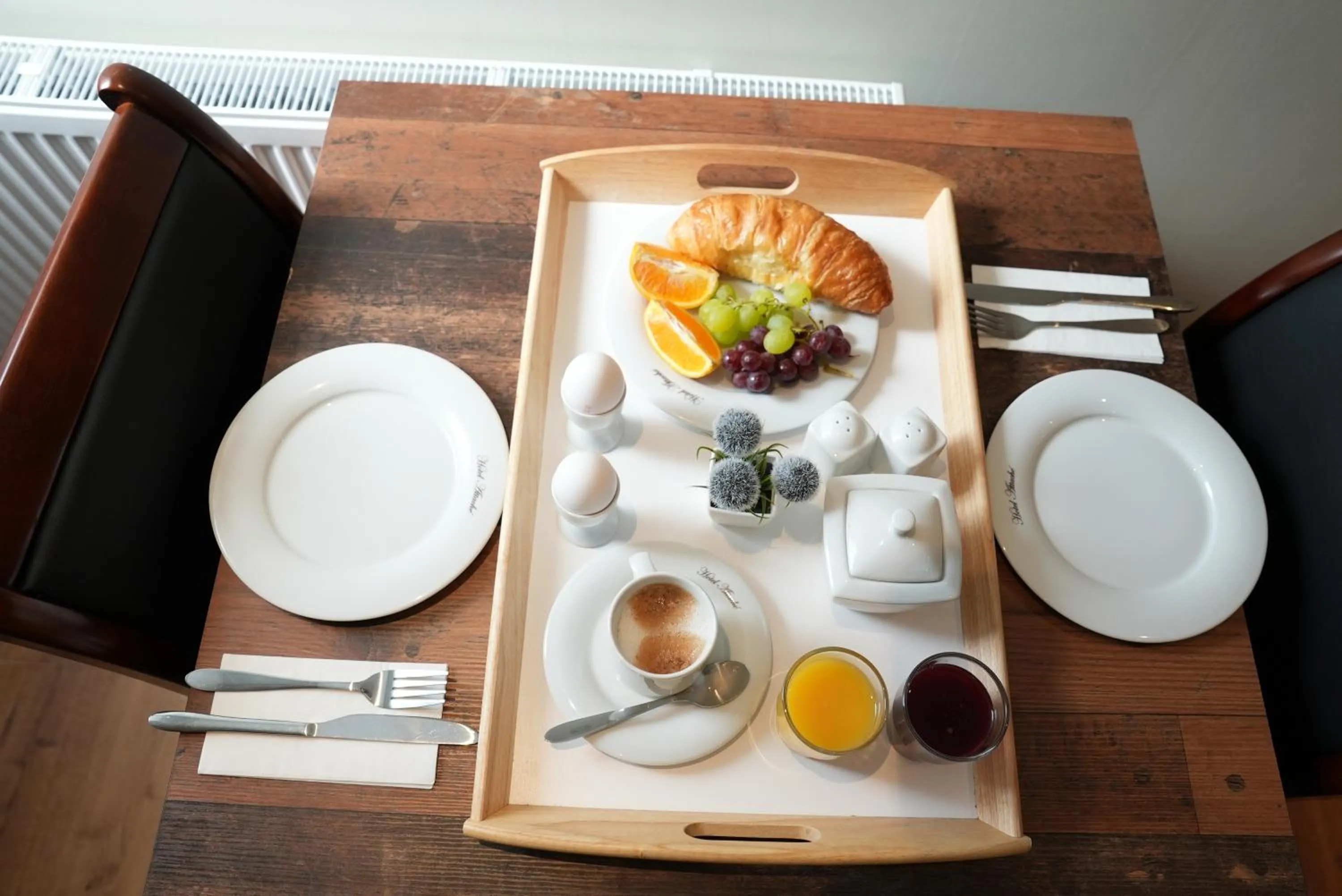 Food and drinks in Hotel Attaché an der Messe