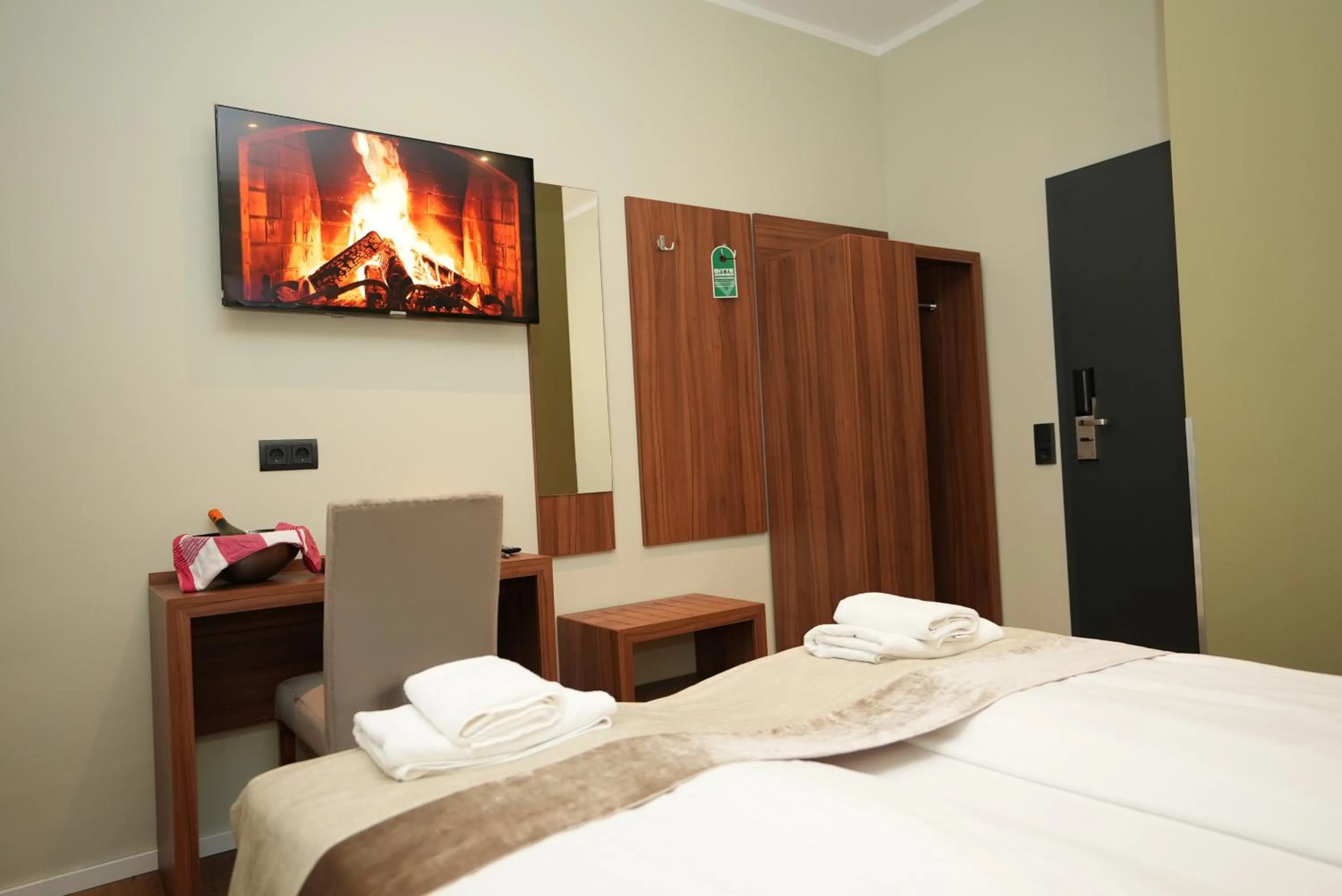 Photo of the whole room, Bed in Hotel Attaché an der Messe