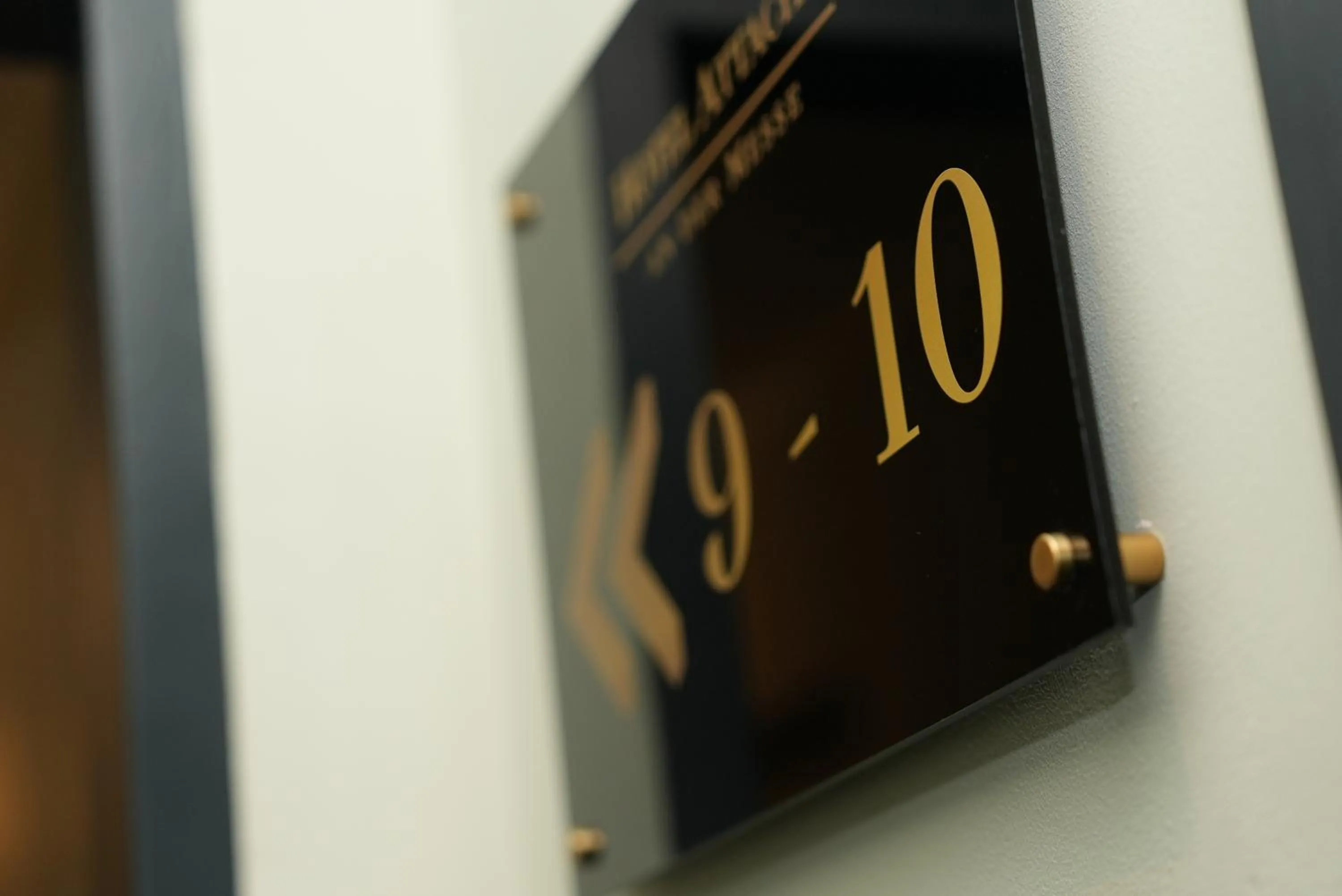 Text overlay in Hotel Attaché an der Messe