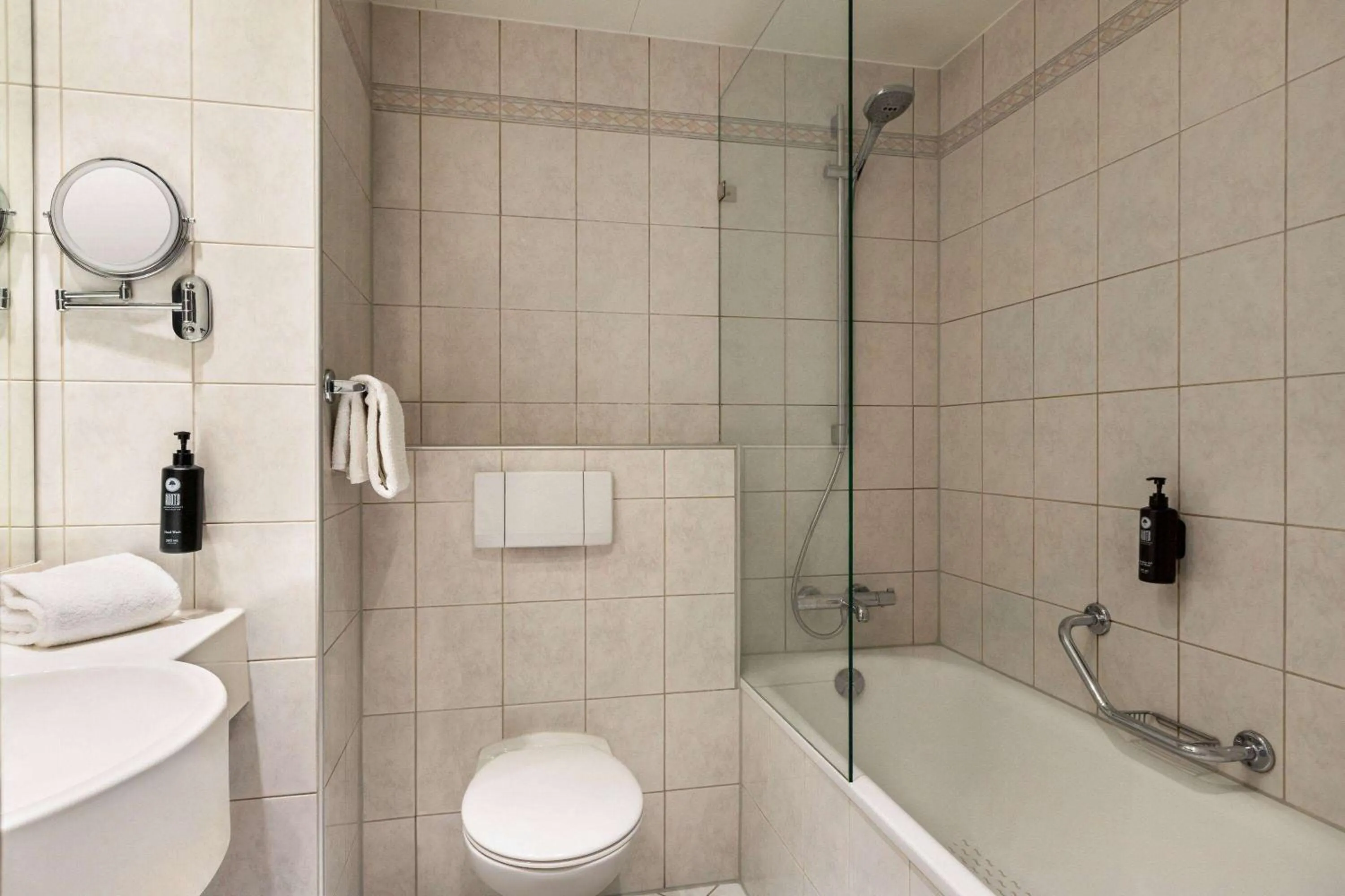 TV and multimedia in Vienna House Easy by Wyndham Coburg