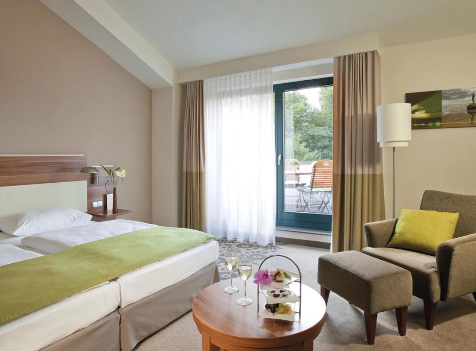 Garden view, Bed in Mercure Tagungs- & Landhotel Krefeld