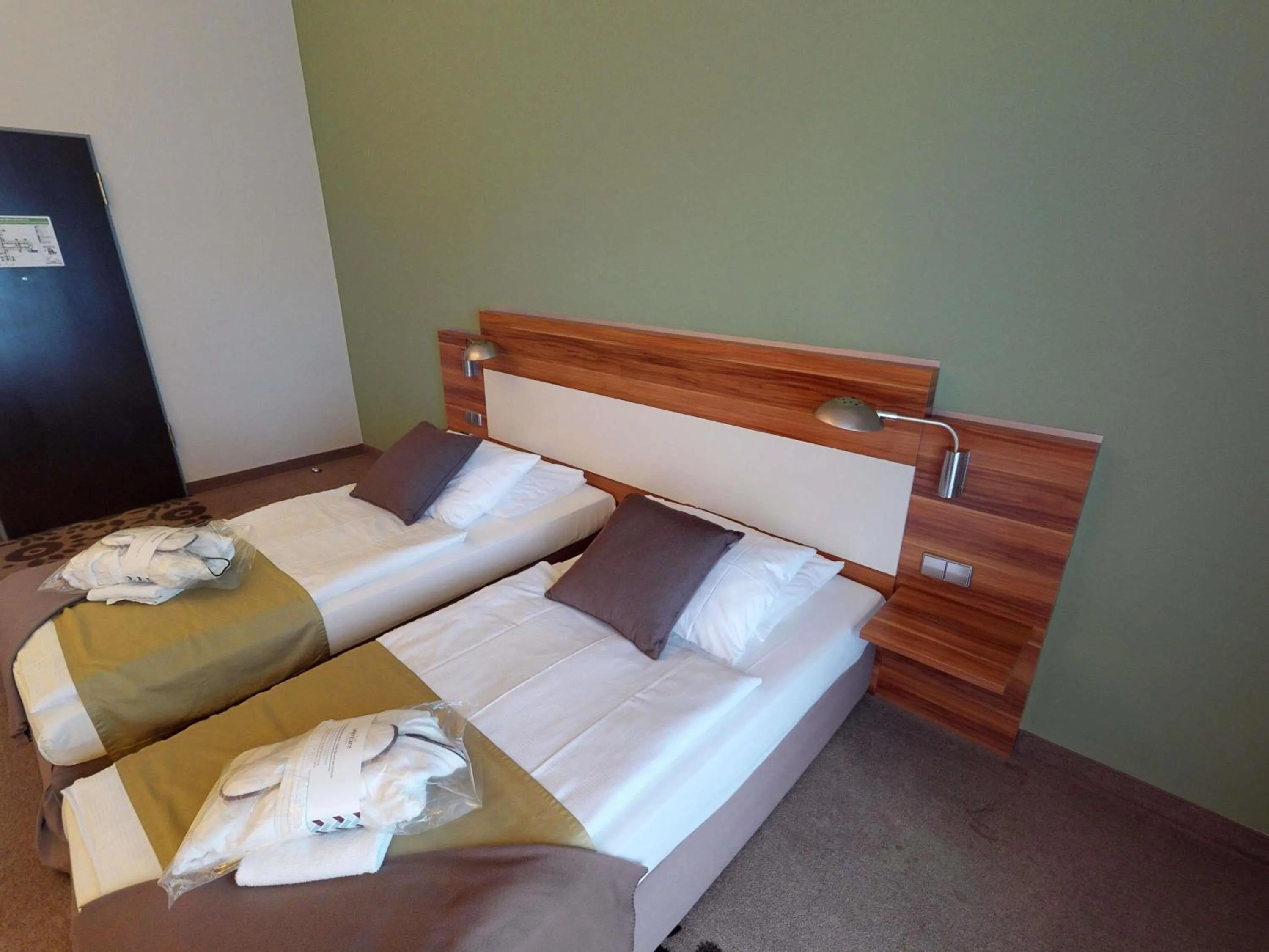 Bedroom, Bed in Mercure Tagungs- & Landhotel Krefeld