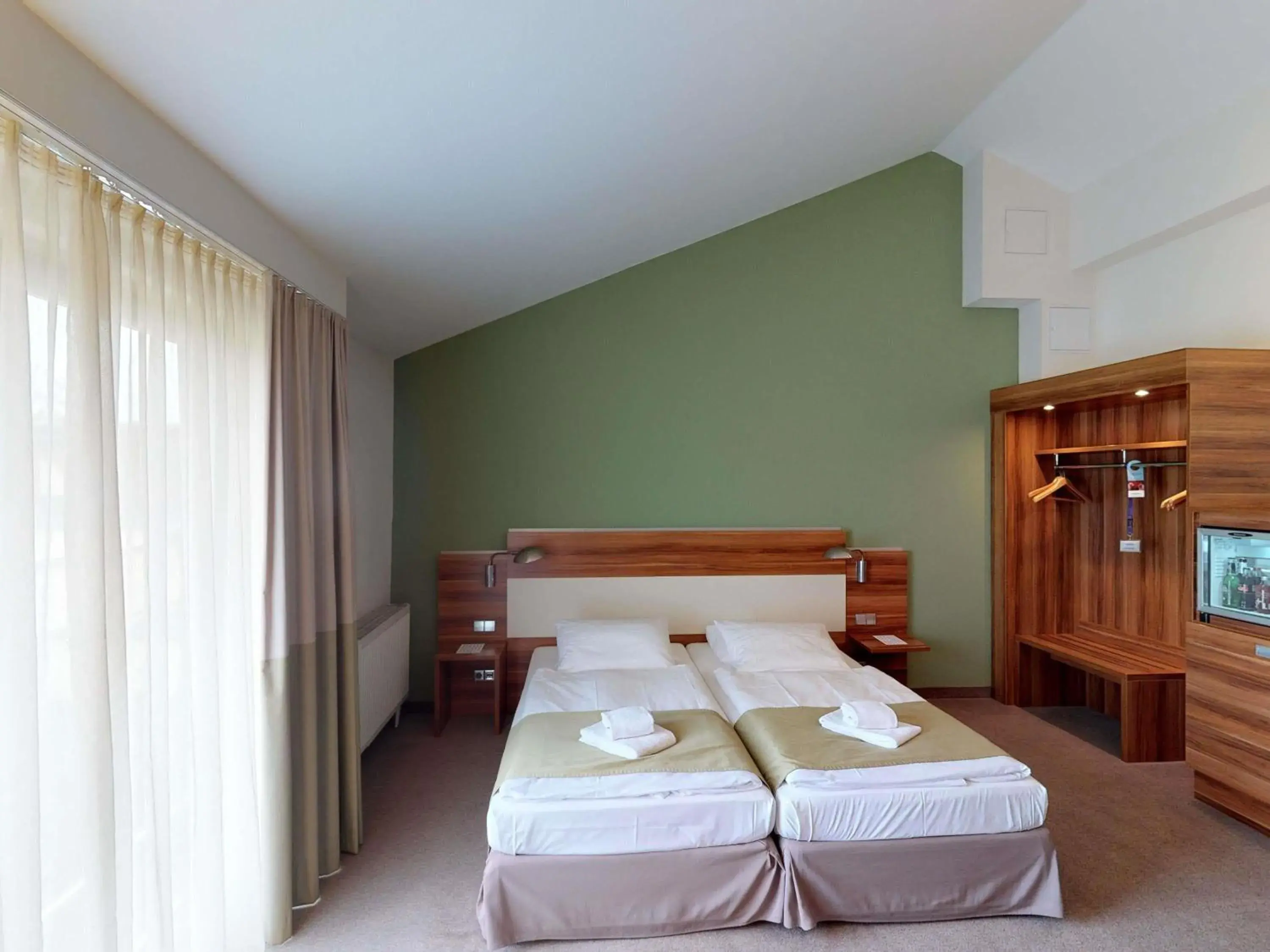 Standard King Room in Mercure Tagungs- & Landhotel Krefeld Standard King Room in Mercure Tagungs- & Landhotel Krefeld