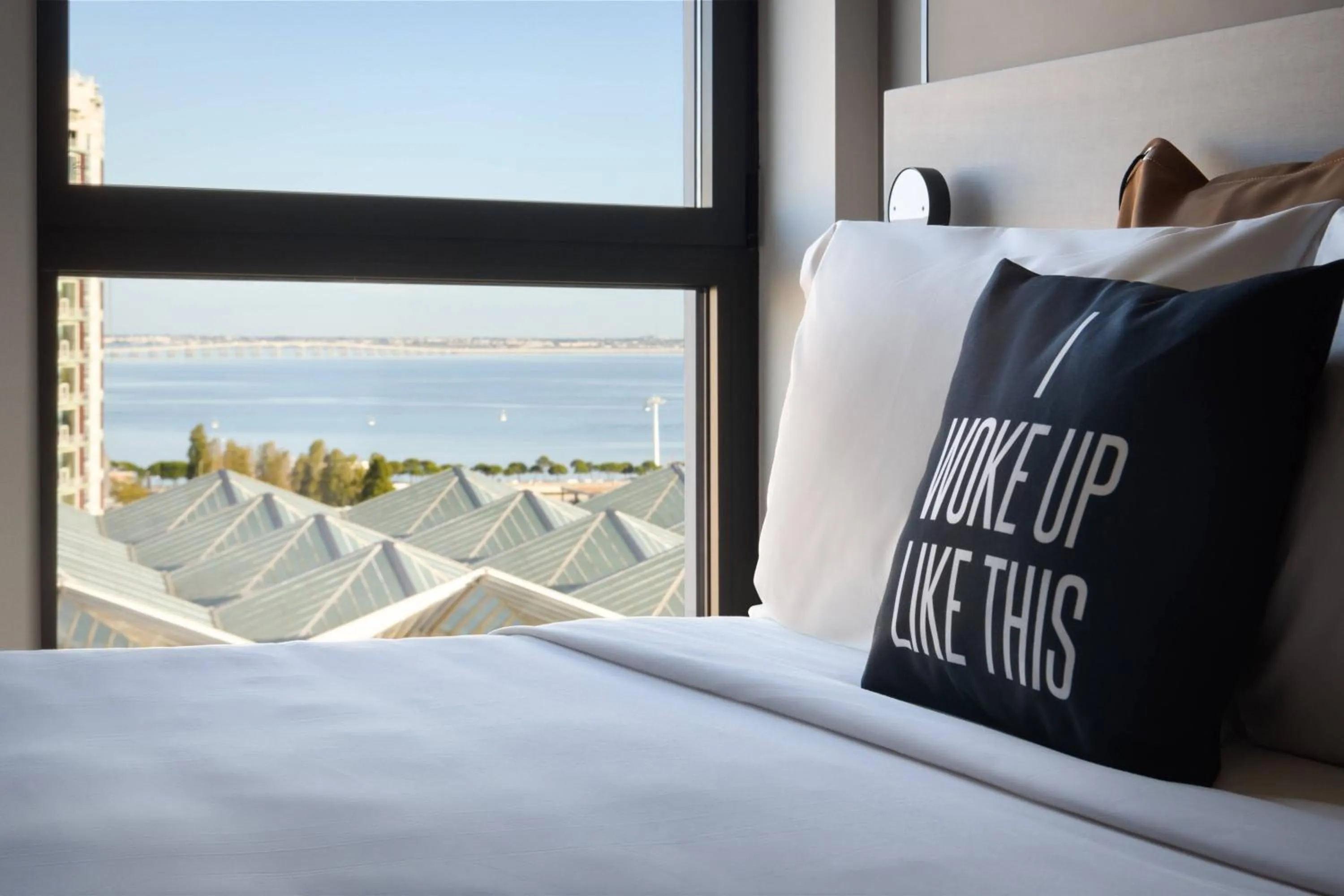 Photo of the whole room, Bed in Moxy Lisboa Oriente