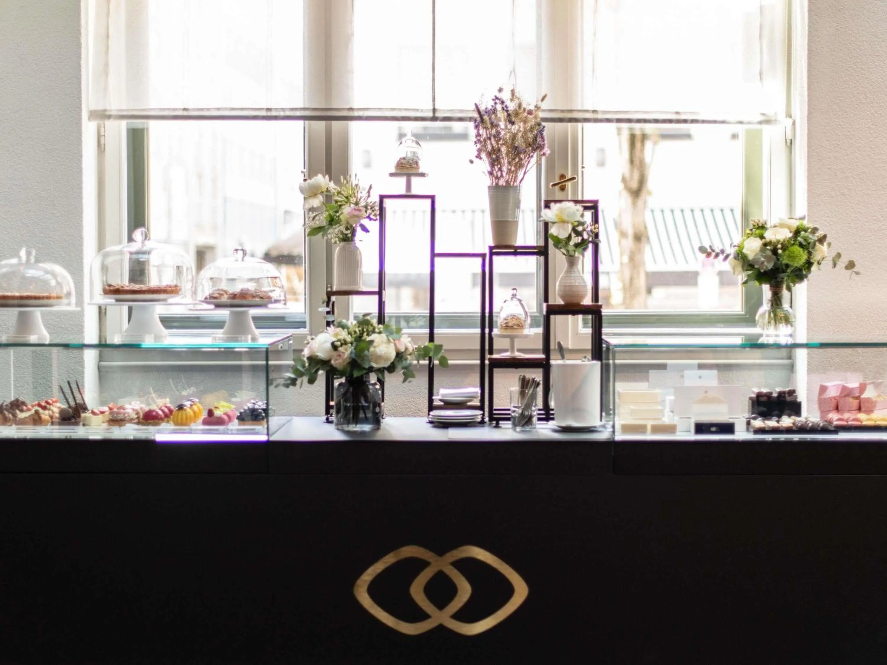 Lounge or bar in Sofitel Munich Bayerpost