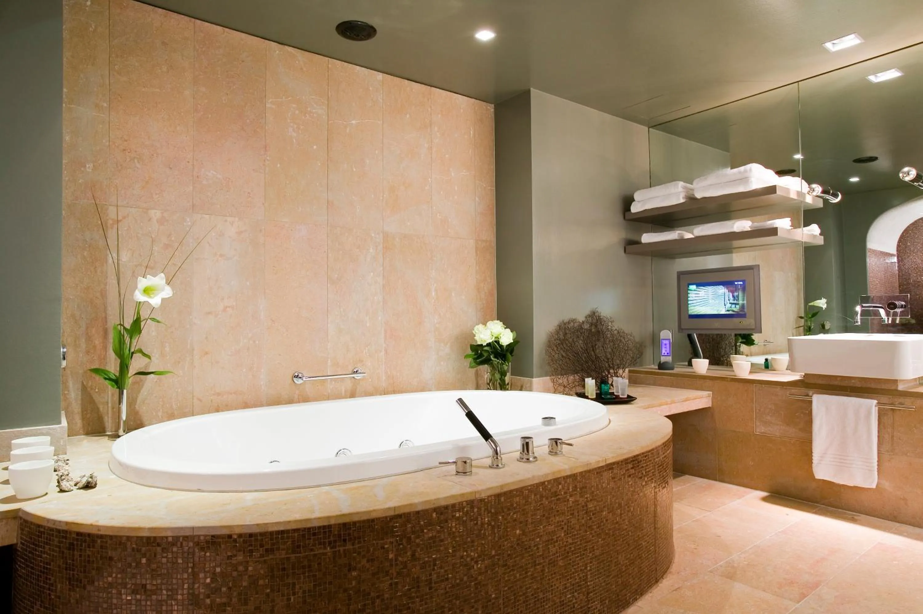 Hot Tub in Sofitel Munich Bayerpost