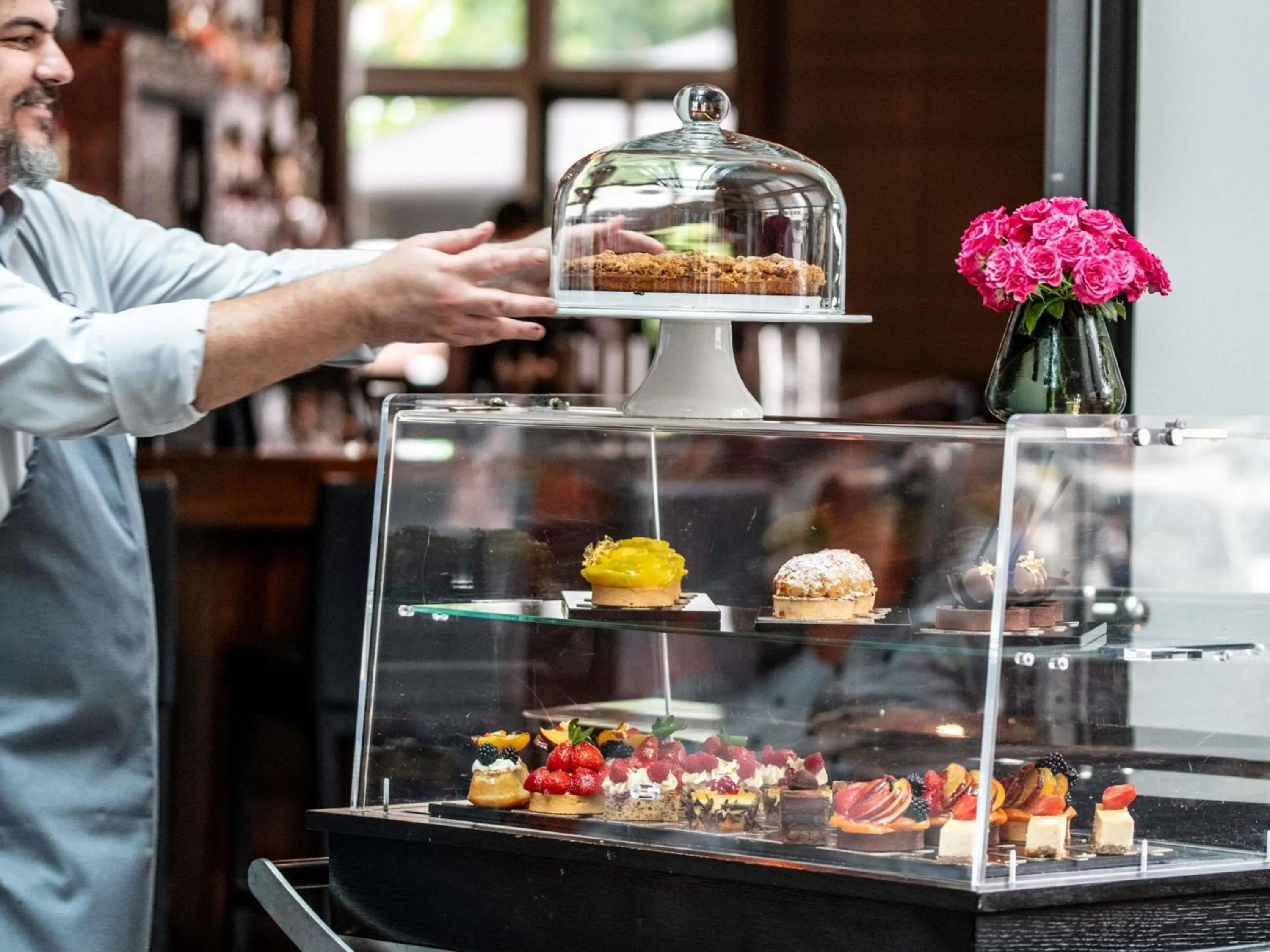 Lounge or bar in Sofitel Munich Bayerpost