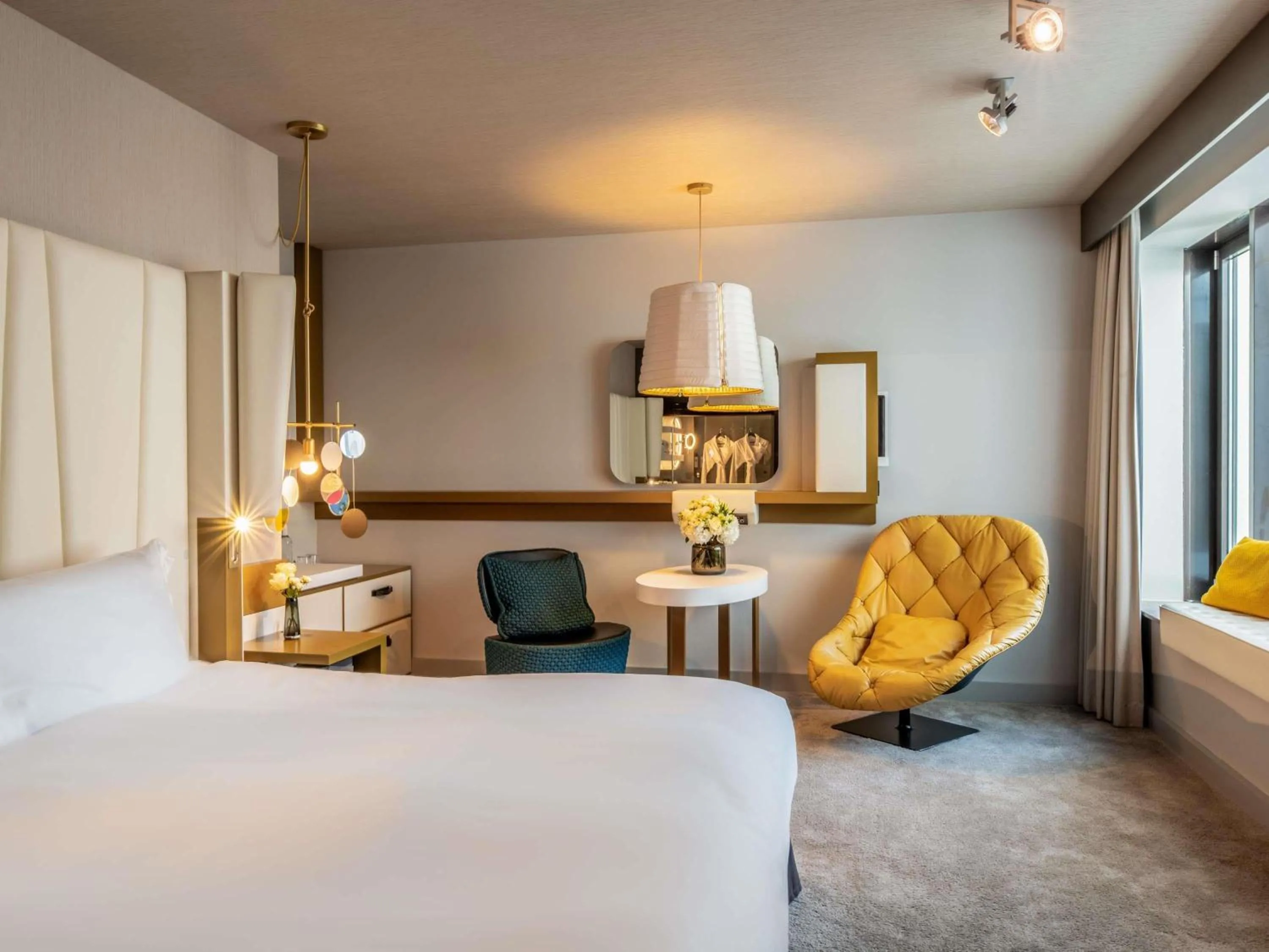 Property building, Bed in Sofitel Munich Bayerpost