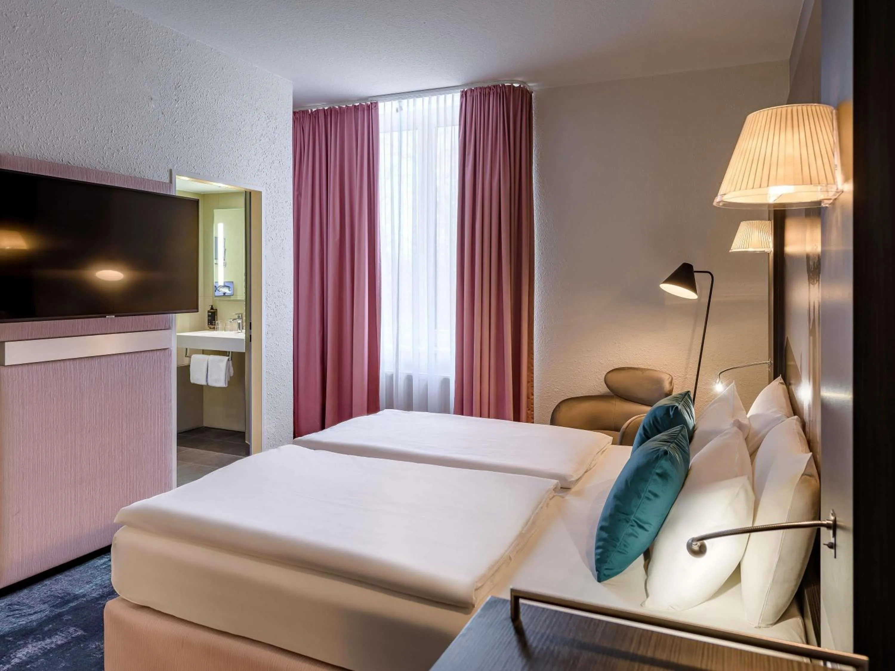 Bedroom, Bed in Mercure Hotel Hannover City