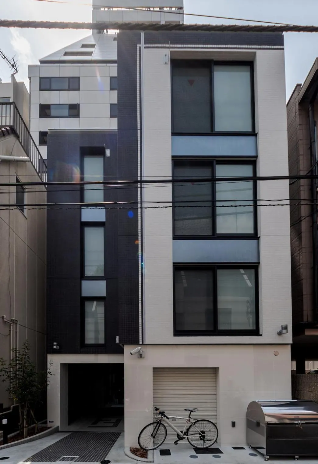 Facade/entrance in Space F Yoyogi