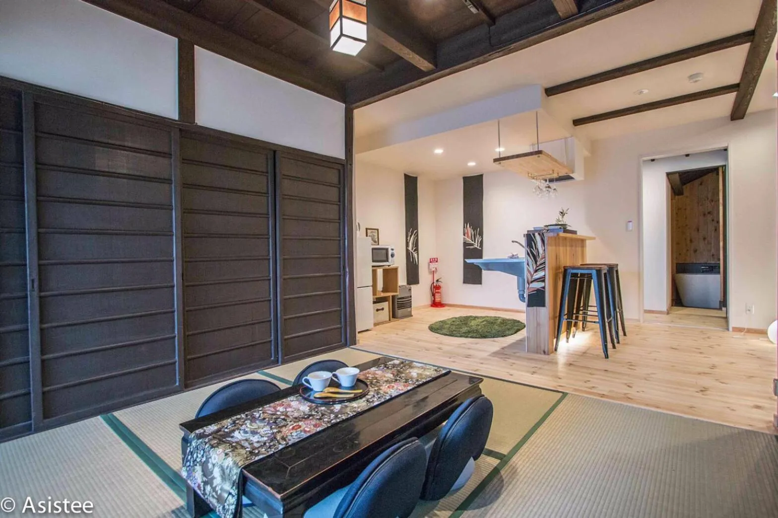 Living room in Sanjyomisasagi Umenotoan