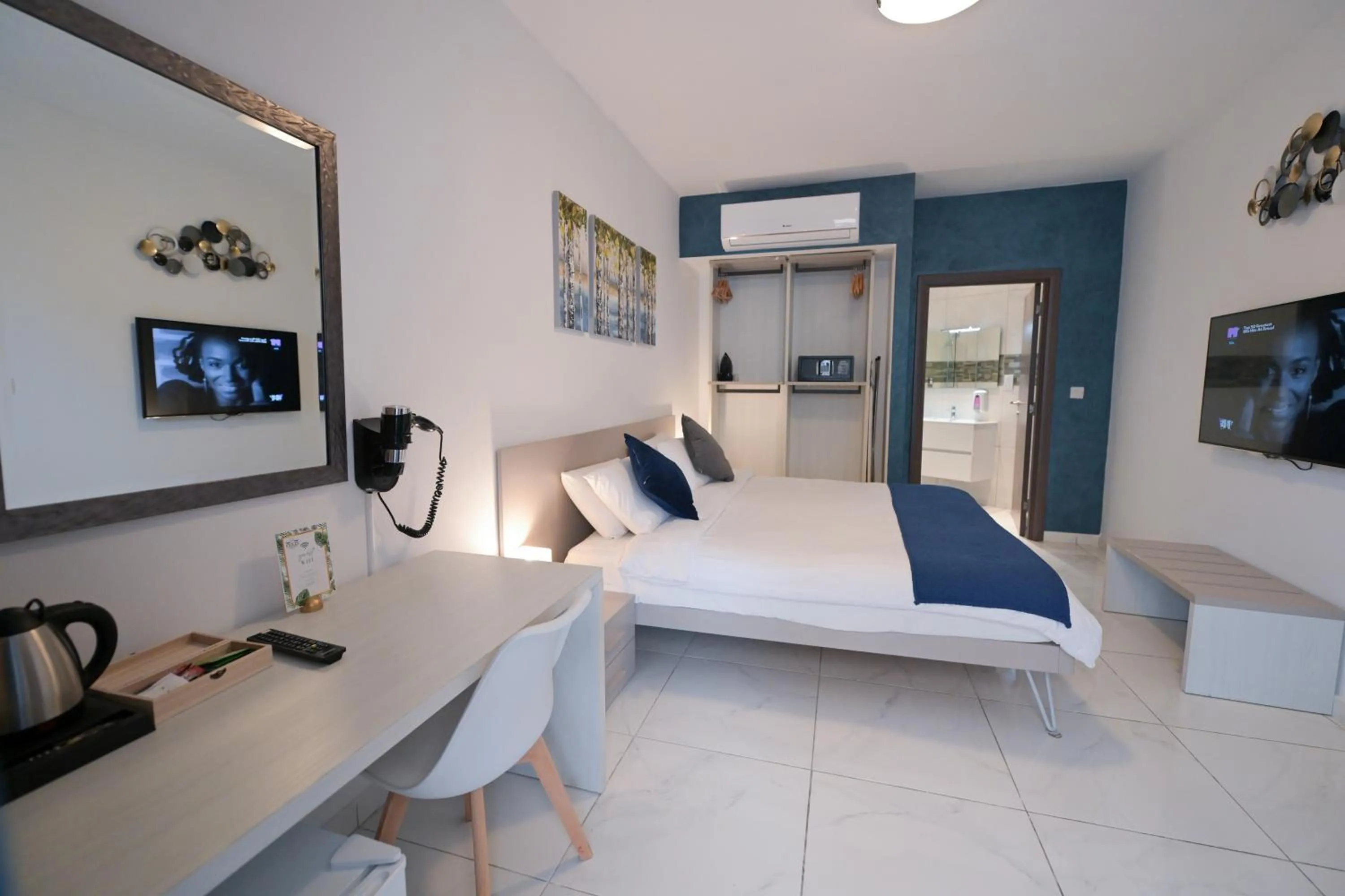 Bed in The Exiles Hotel