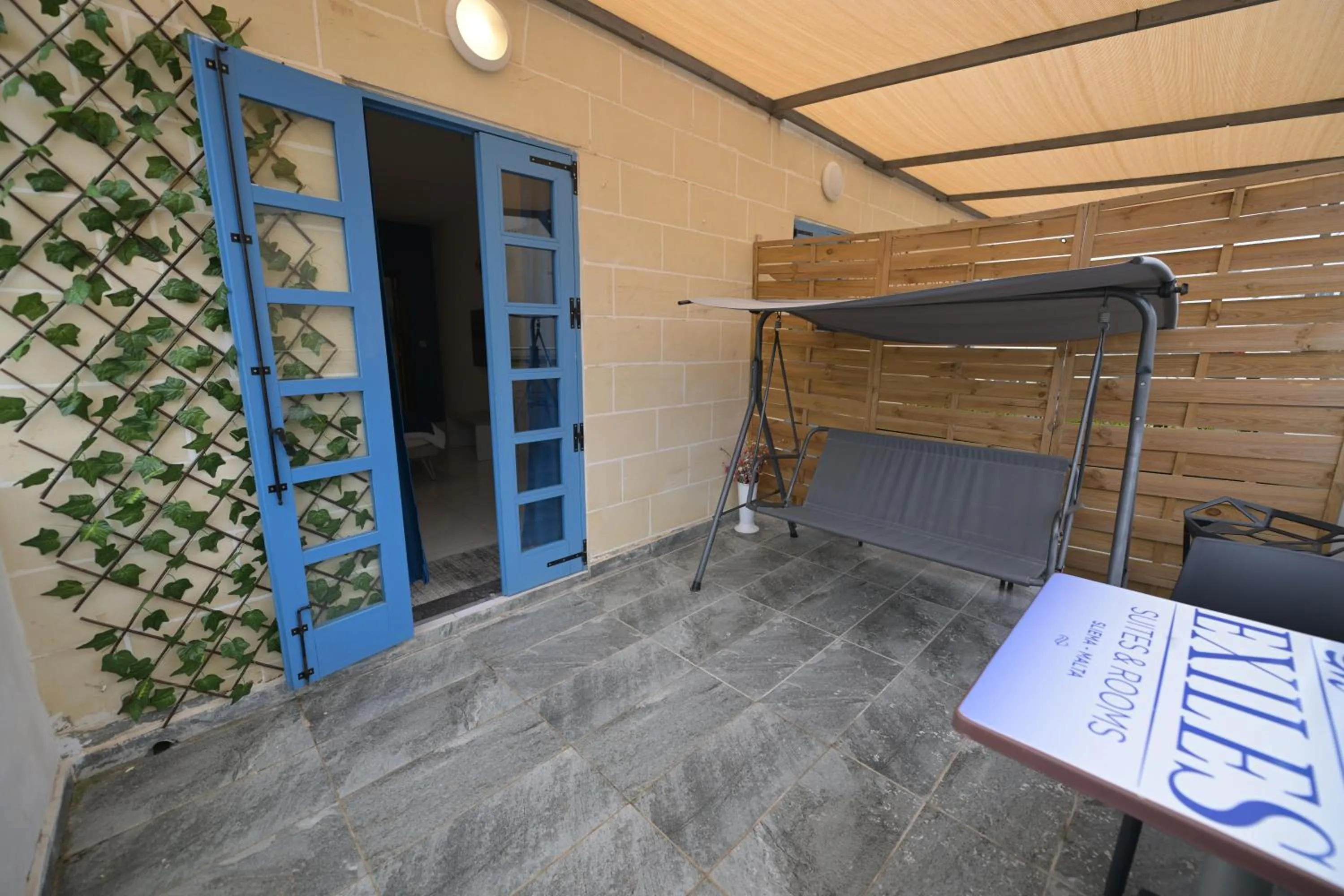 Bed in The Exiles Hotel