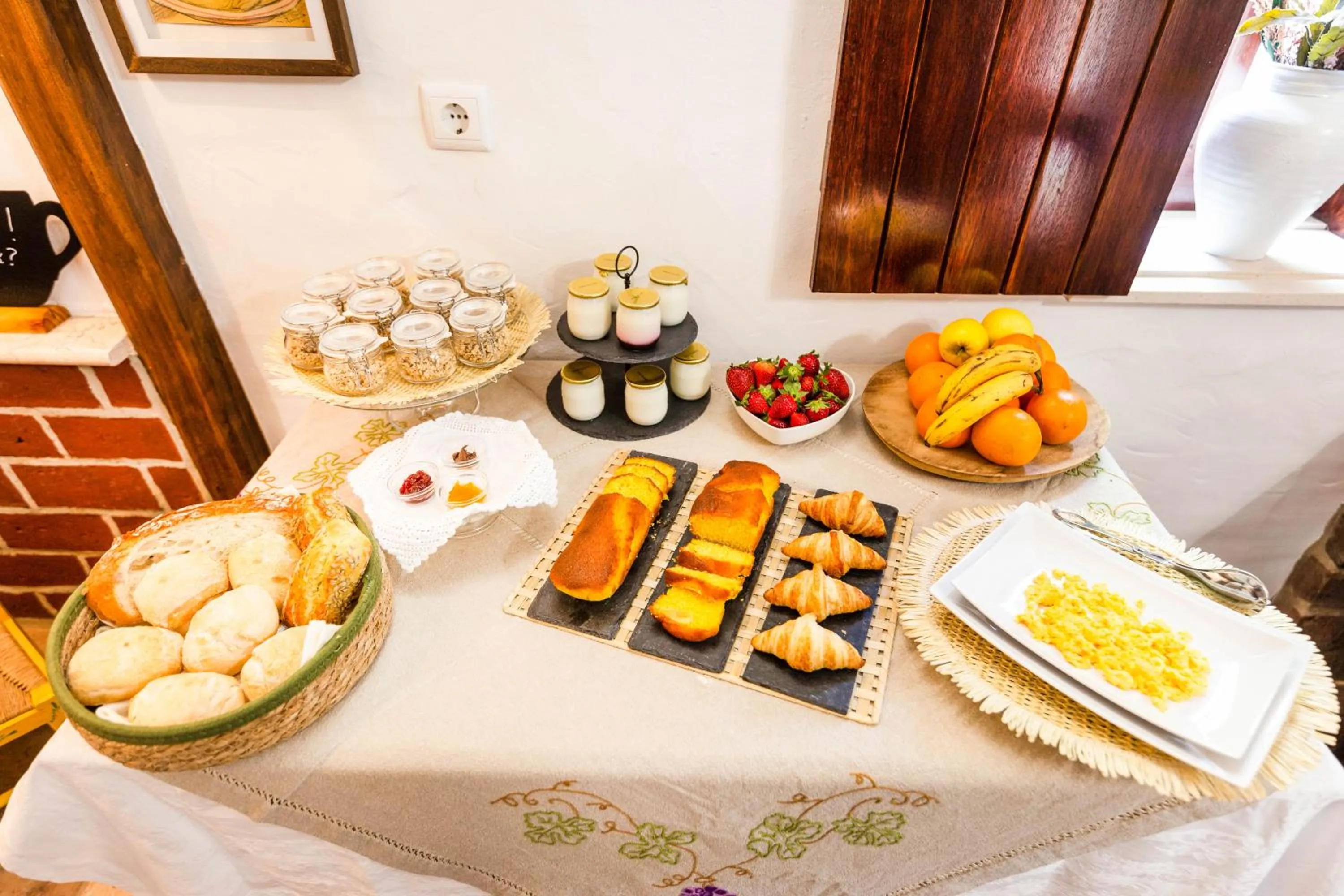 Continental breakfast in Refúgio das Artes Guesthouse
