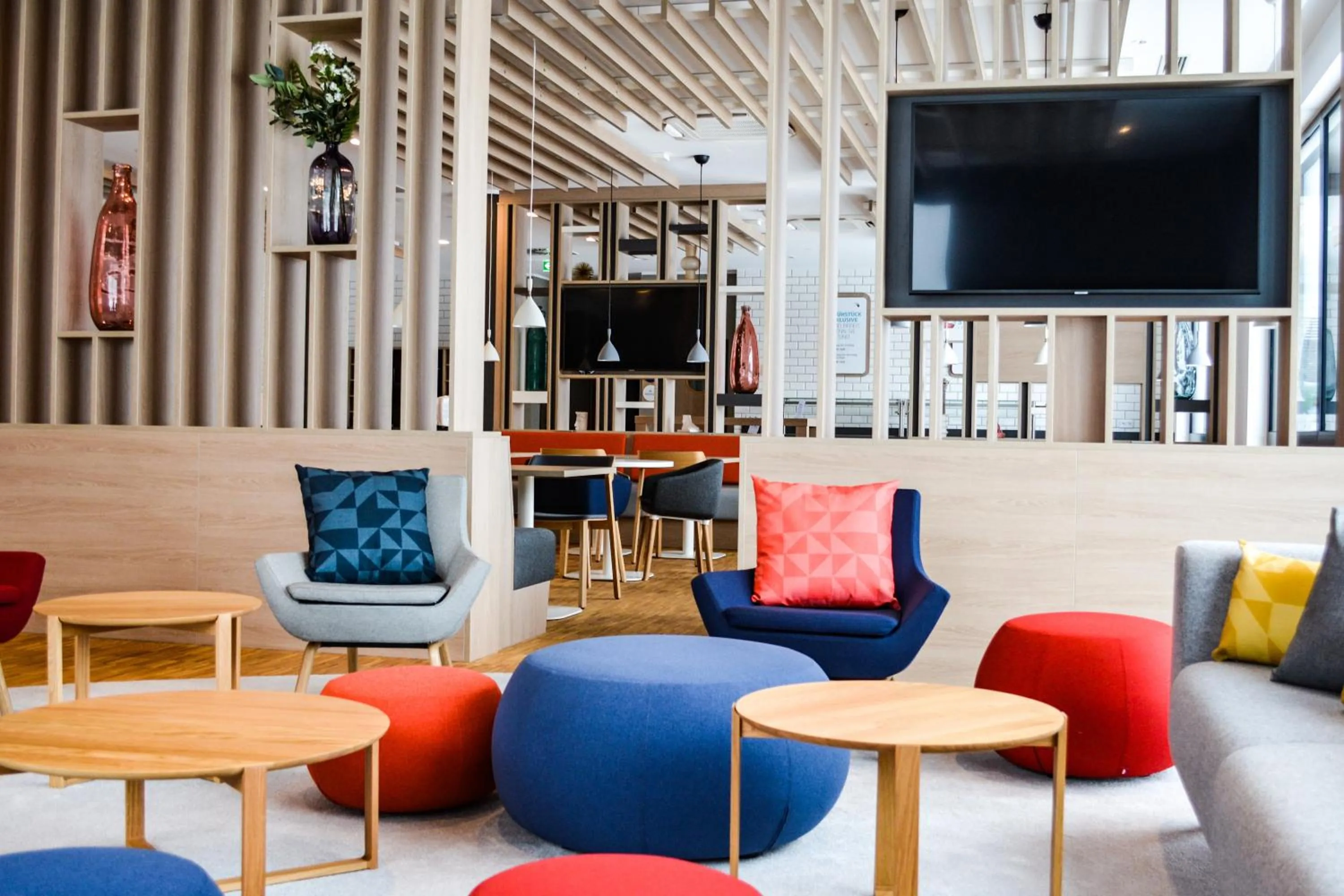 Communal lounge/ TV room in Holiday Inn Express Munich - Olching by IHG