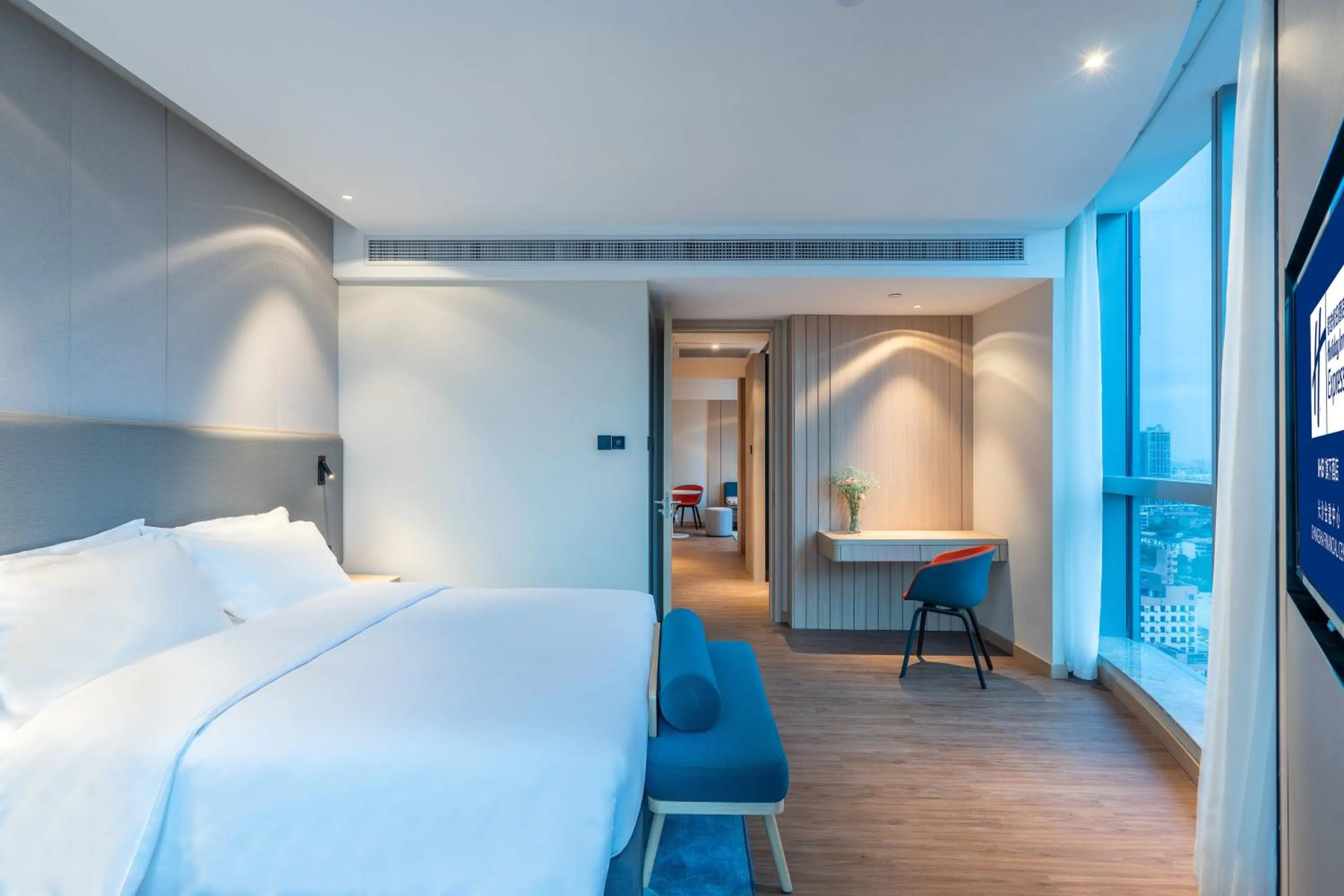 Photo of the whole room, Bed in Holiday Inn Express Changsha Wuyi Plaza by IHG