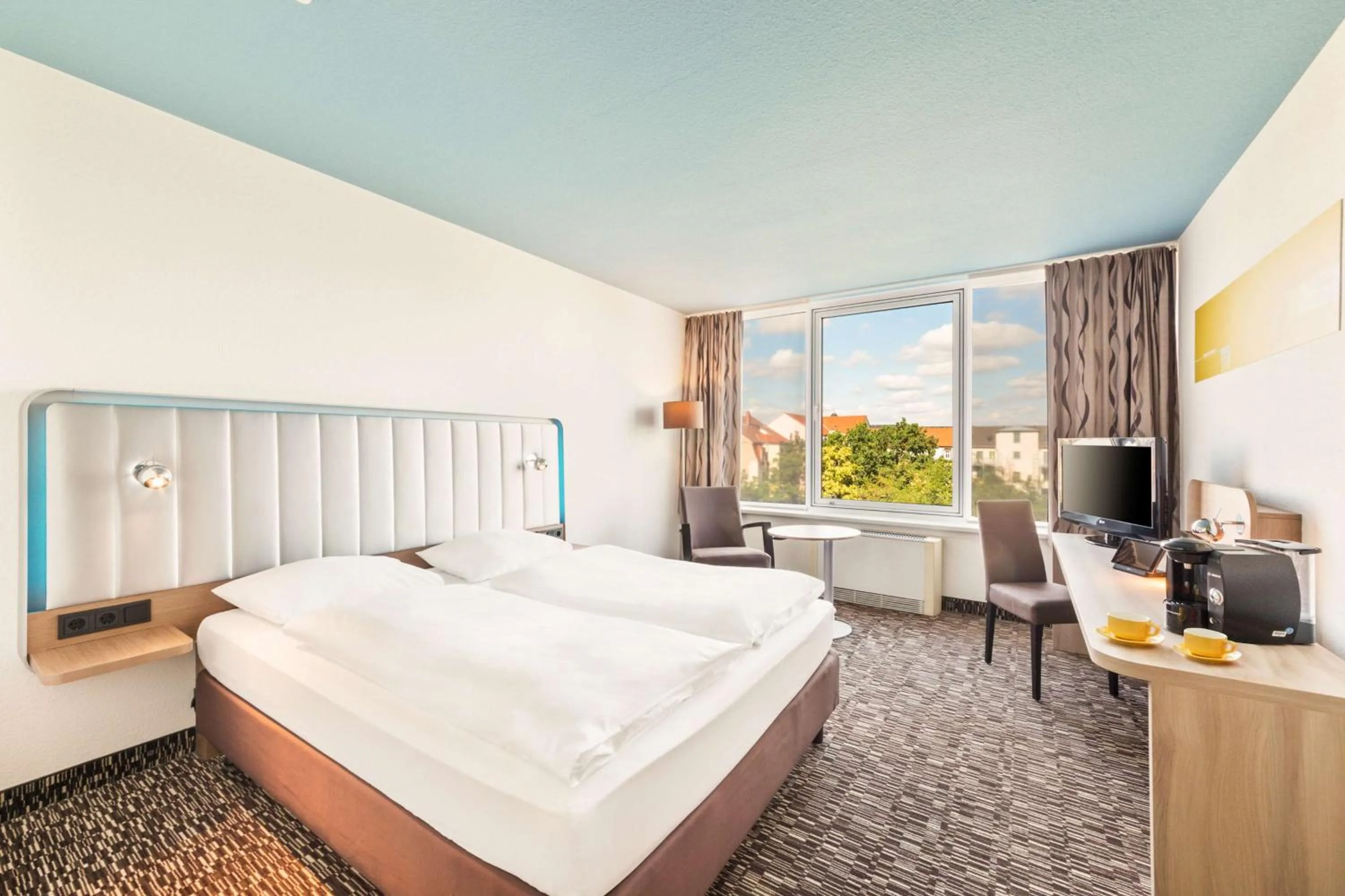 Coffee/tea facilities, Bed in Best Western Plus Hotel Dresden City