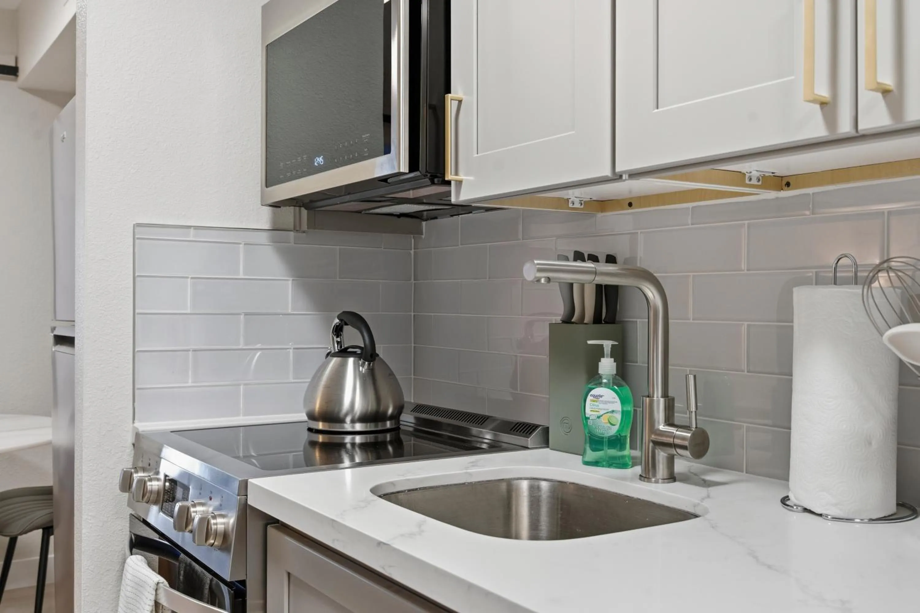 Kitchen or kitchenette in StripViewSuites at Jockey Club