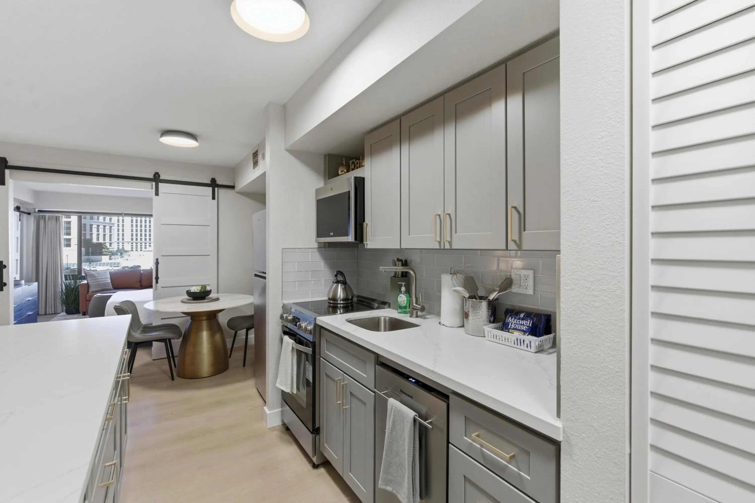 Kitchen or kitchenette in StripViewSuites at Jockey Club