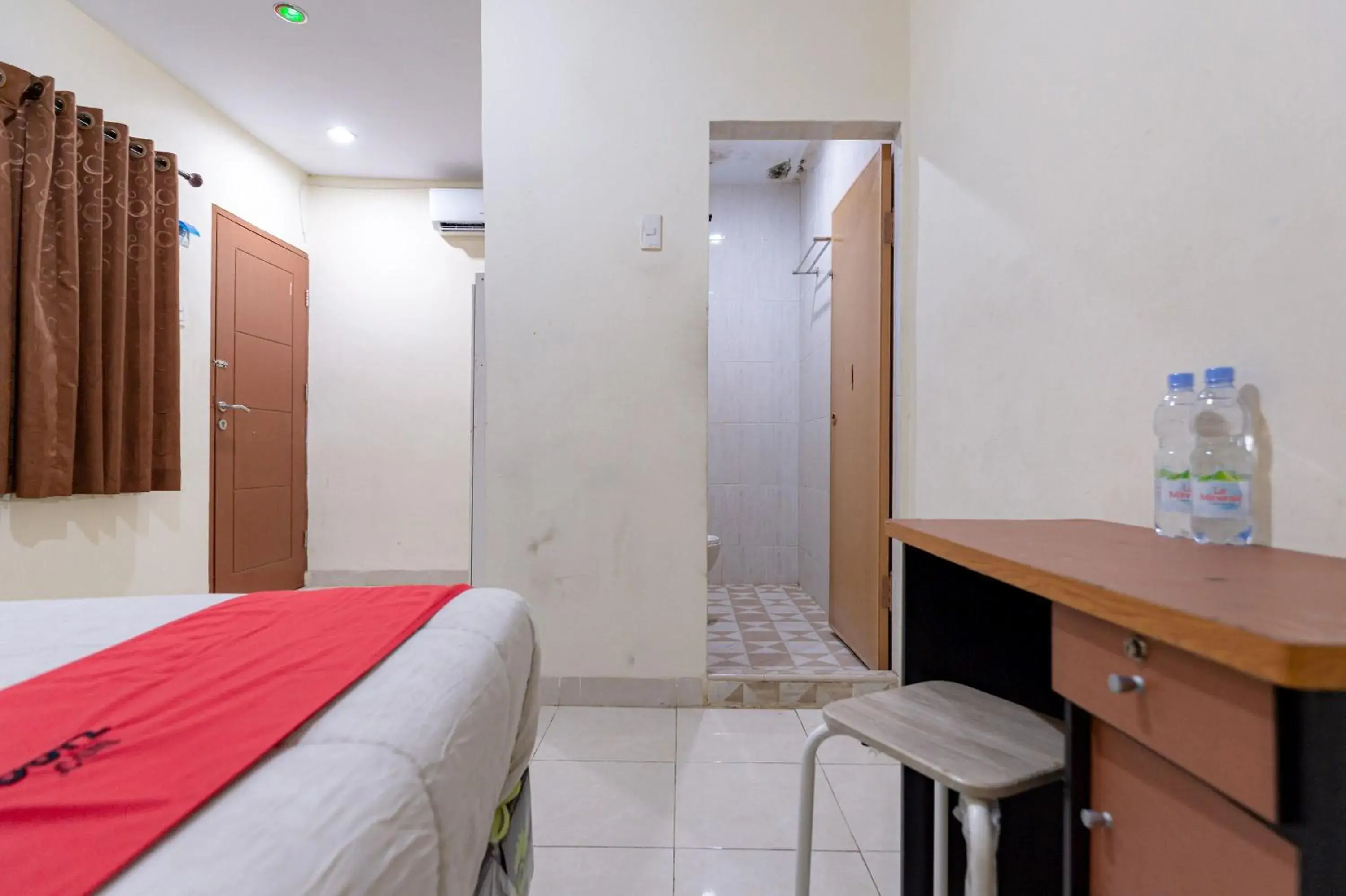 Deluxe Room in RedDoorz @ Medan Johor 2 Deluxe Room in RedDoorz @ Medan Johor 2