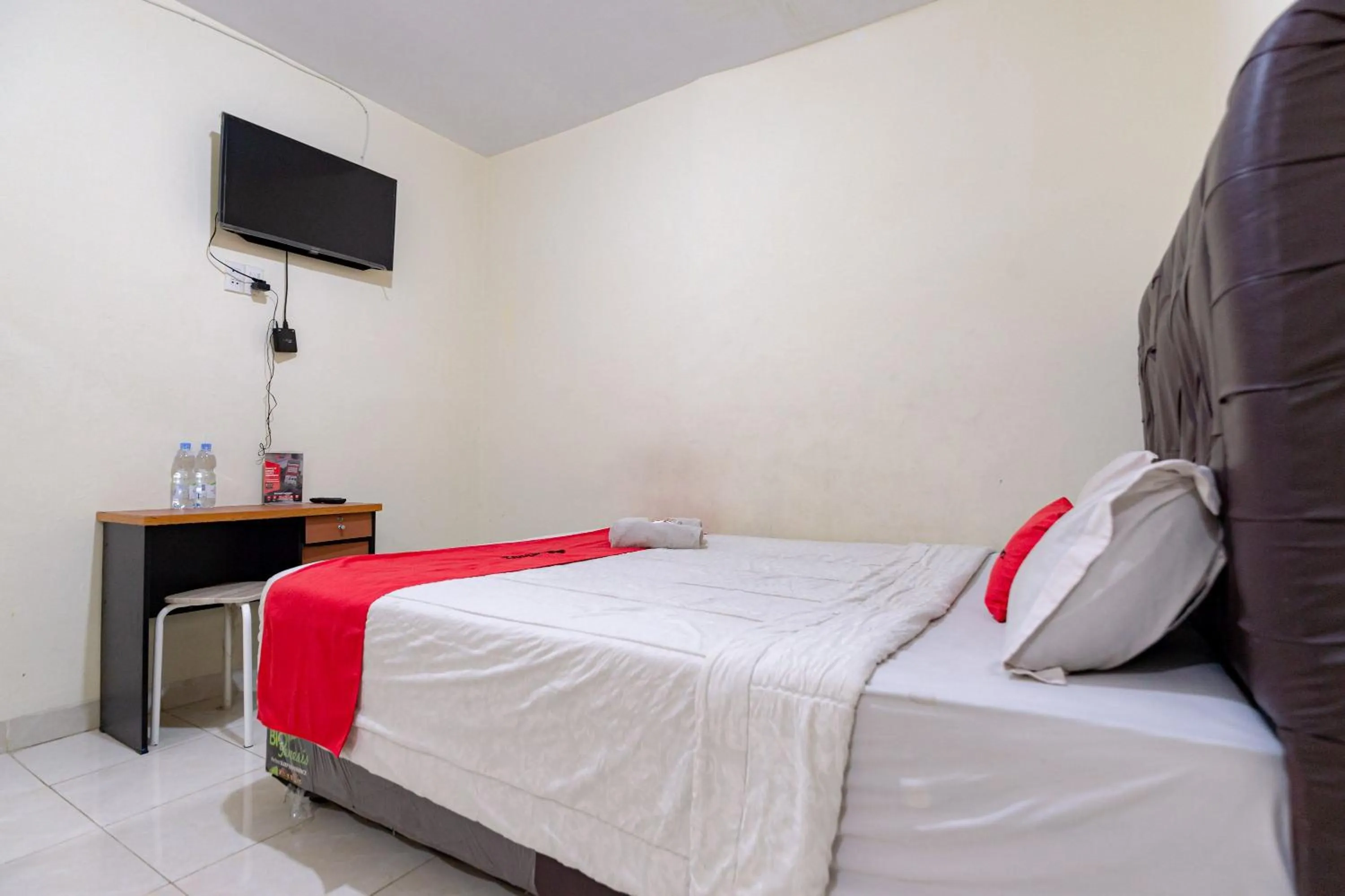 Bedroom, Bed in RedDoorz @ Medan Johor 2