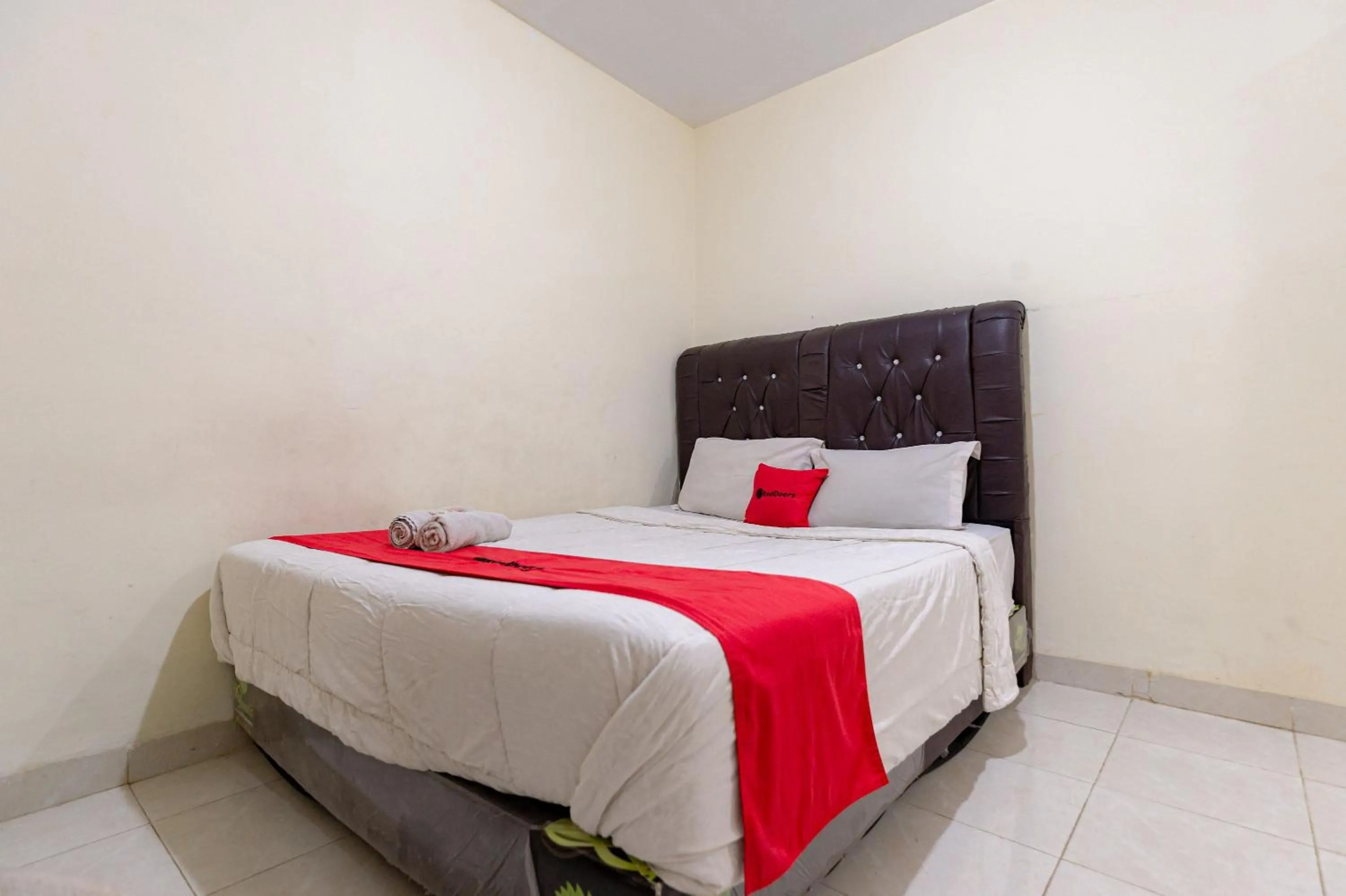 Bedroom, Bed in RedDoorz @ Medan Johor 2