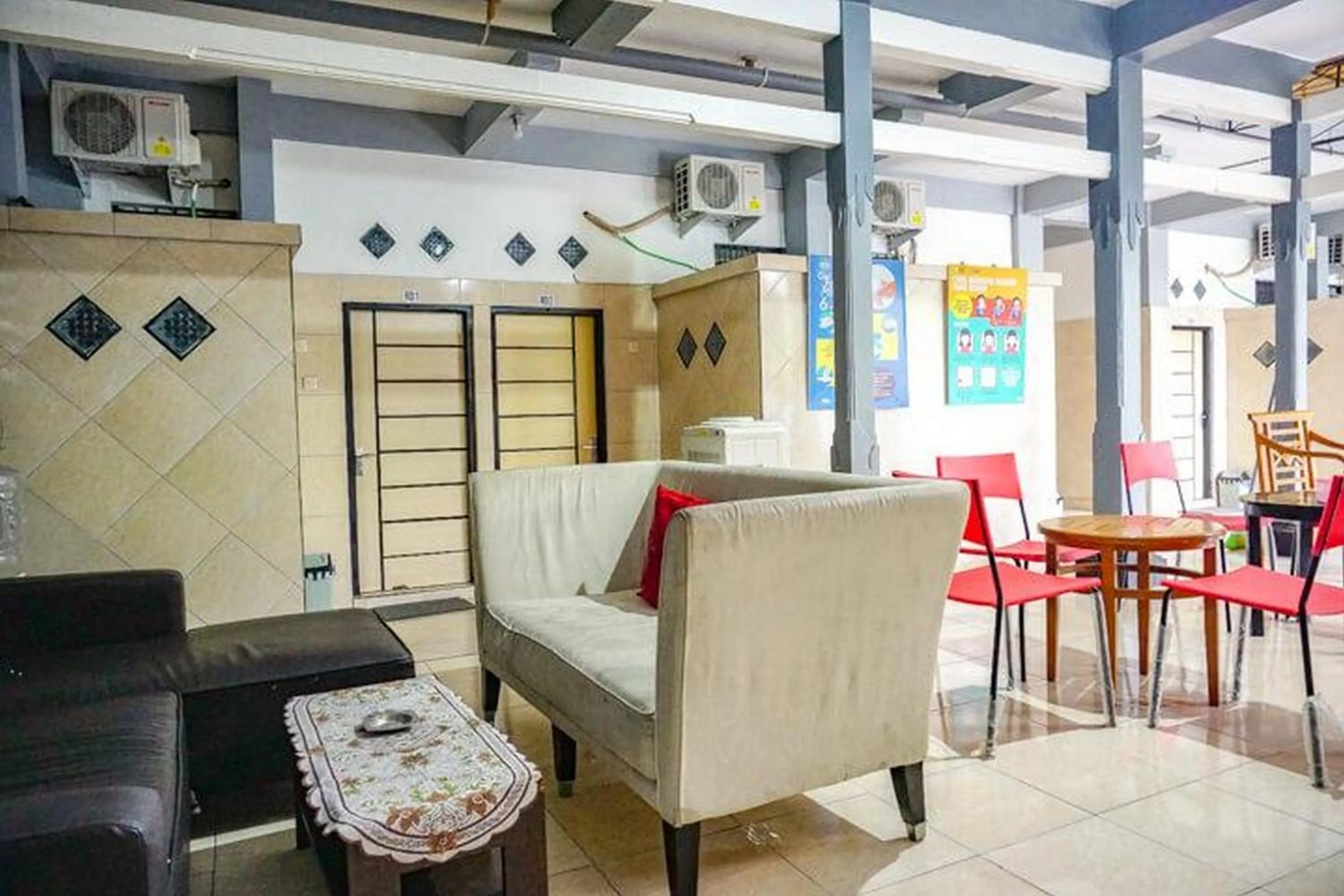 Seating area in RedDoorz near Penimbangan Beach Singaraja