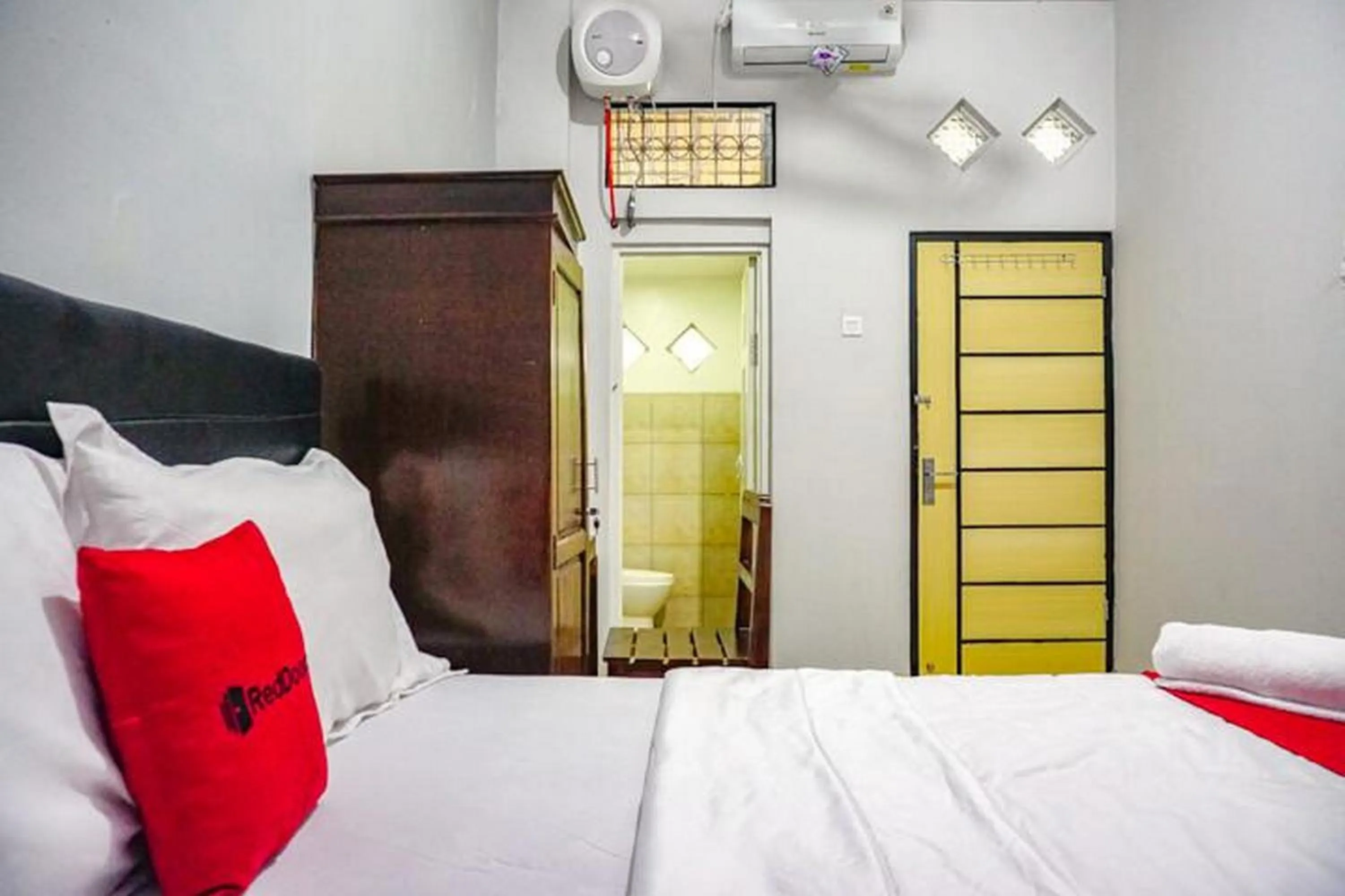 Bedroom, Bed in RedDoorz near Penimbangan Beach Singaraja