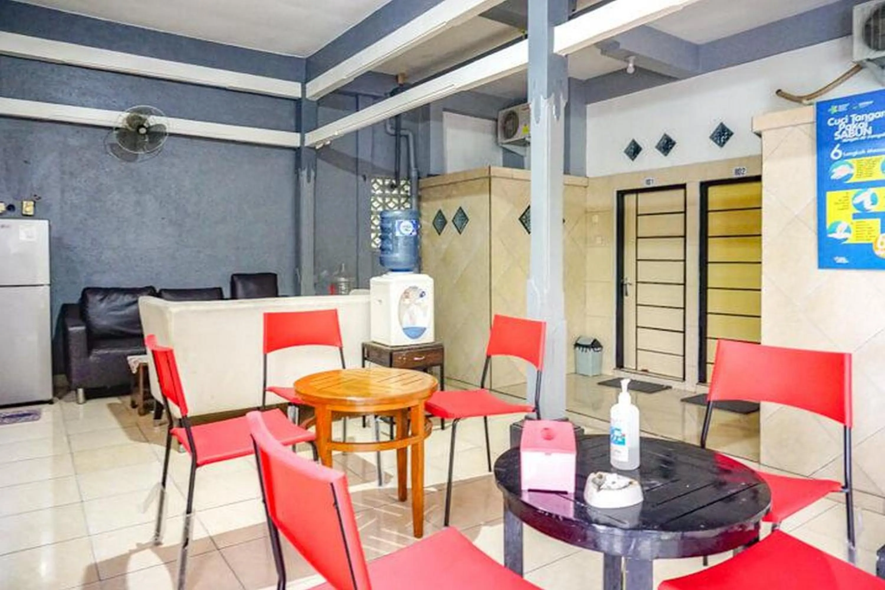 Seating area in RedDoorz near Penimbangan Beach Singaraja