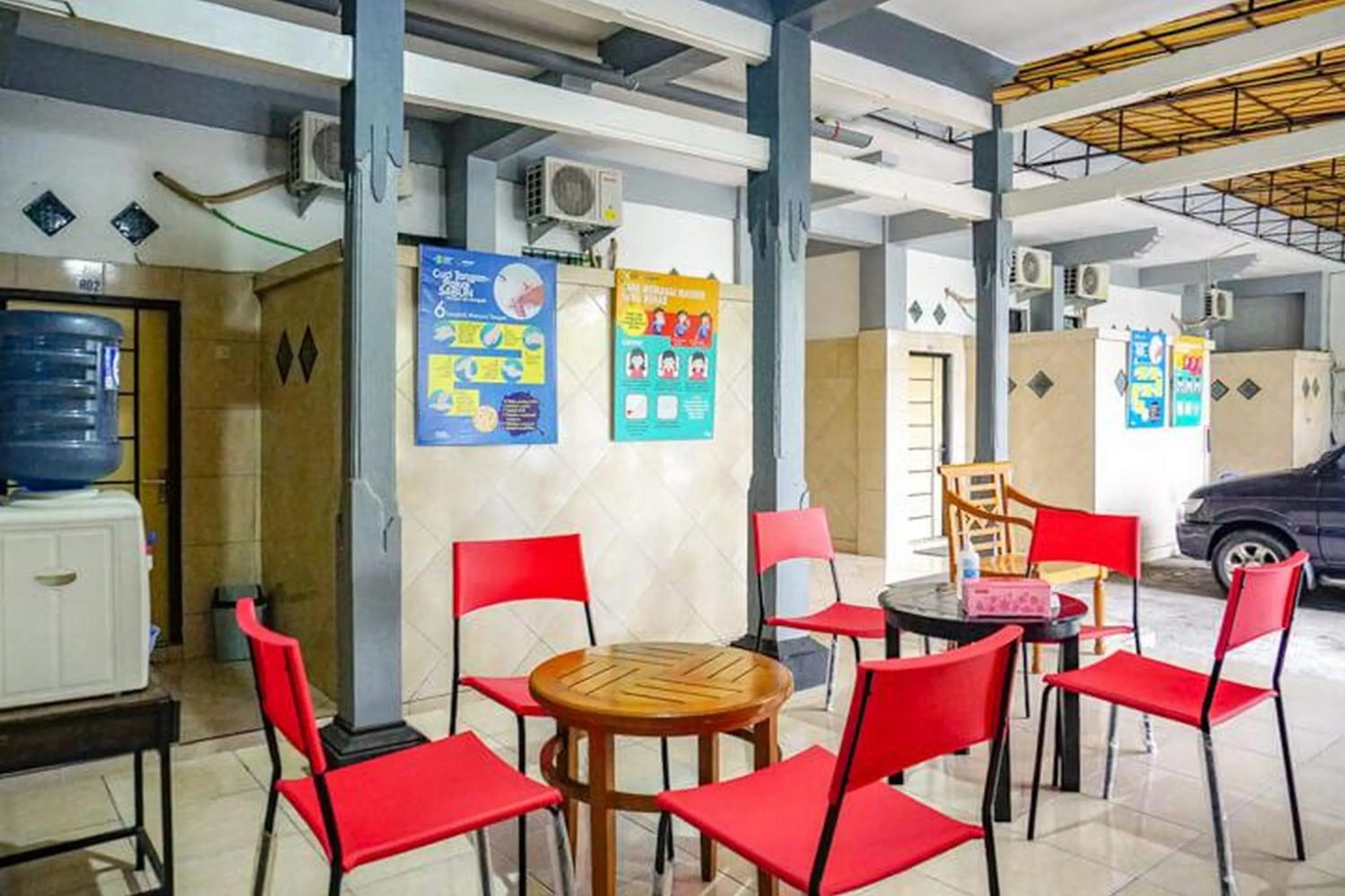 Seating area in RedDoorz near Penimbangan Beach Singaraja