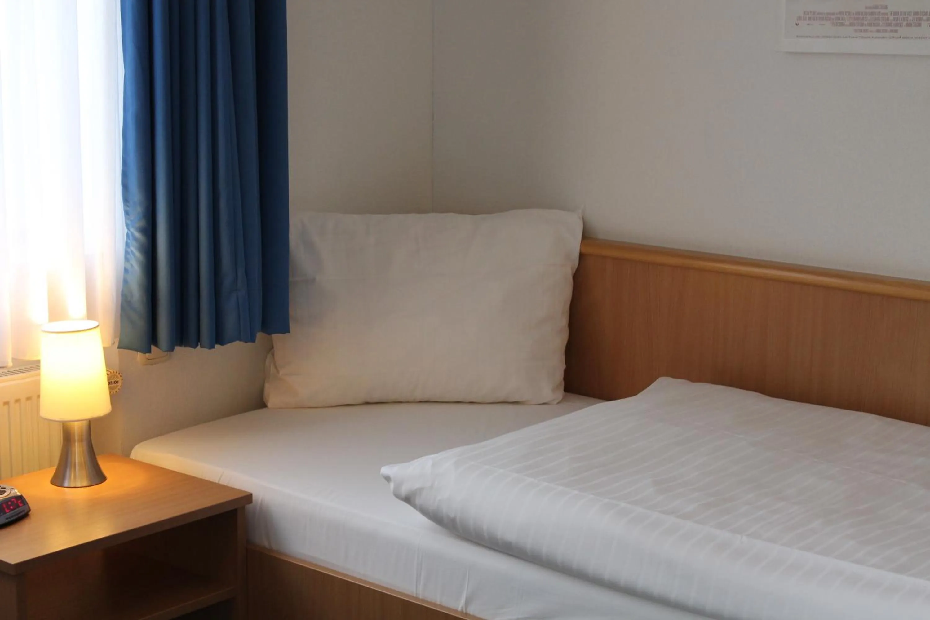 Bed in Filmhotel Lili Marleen