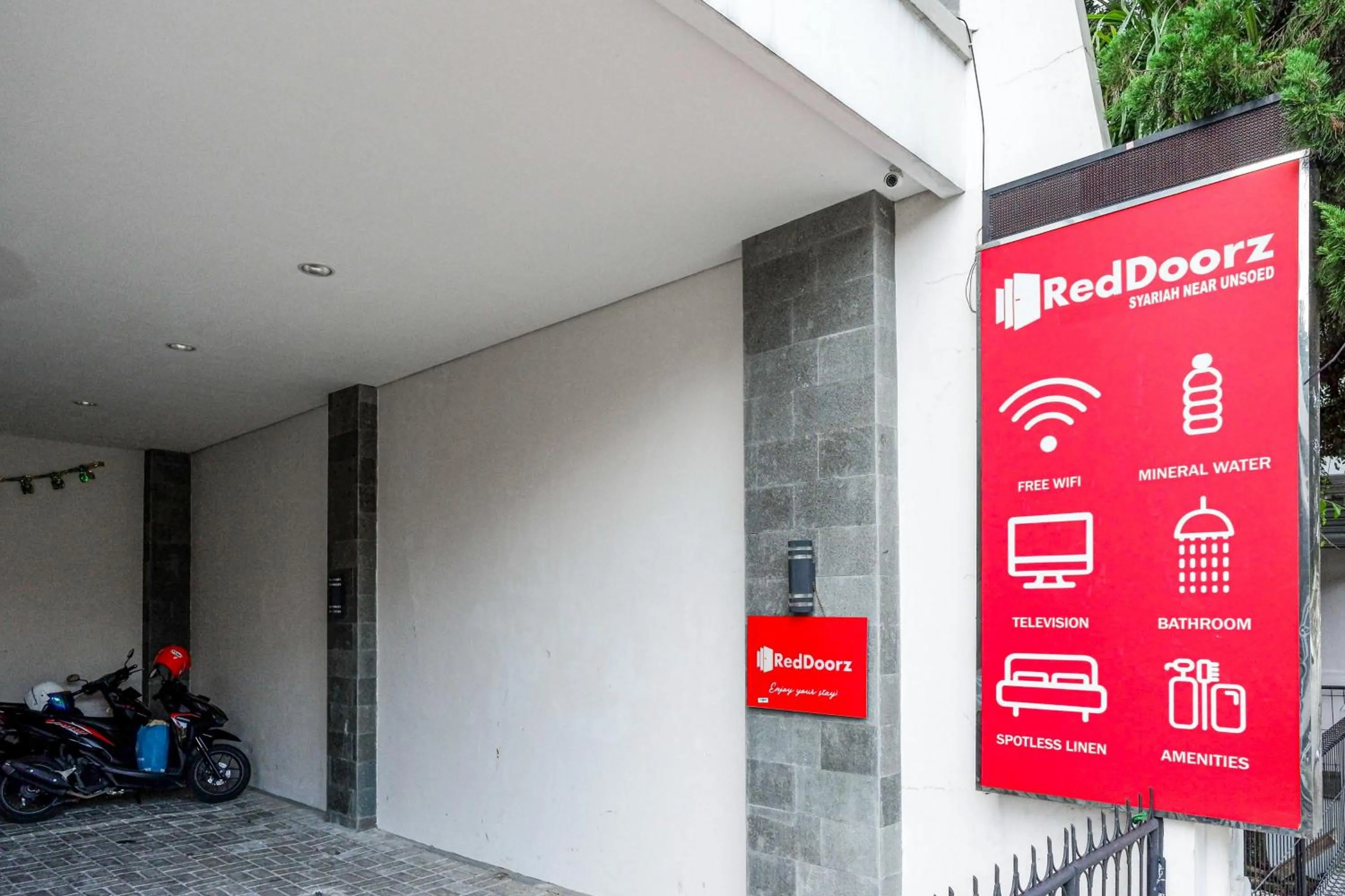 Parking in RedDoorz Syariah near UNSOED