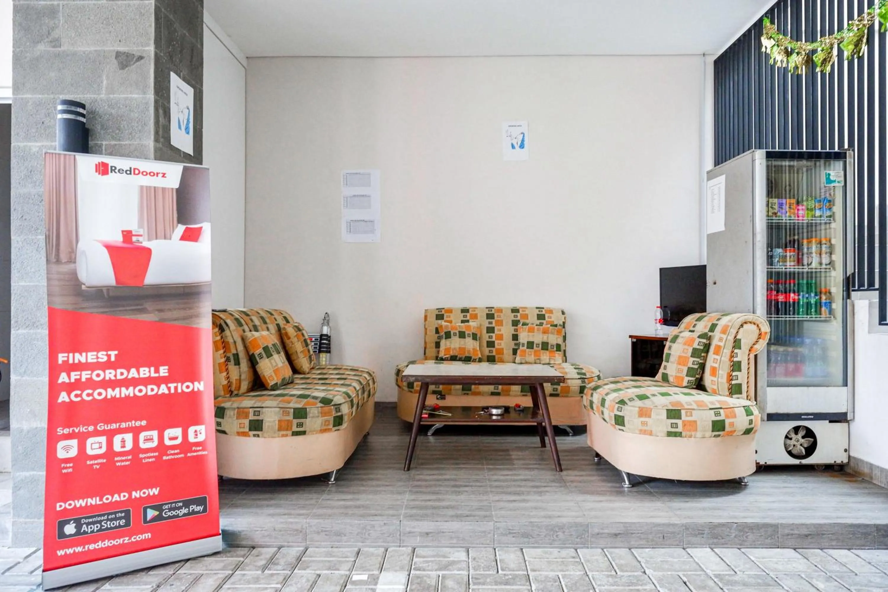 Seating area in RedDoorz Syariah near UNSOED