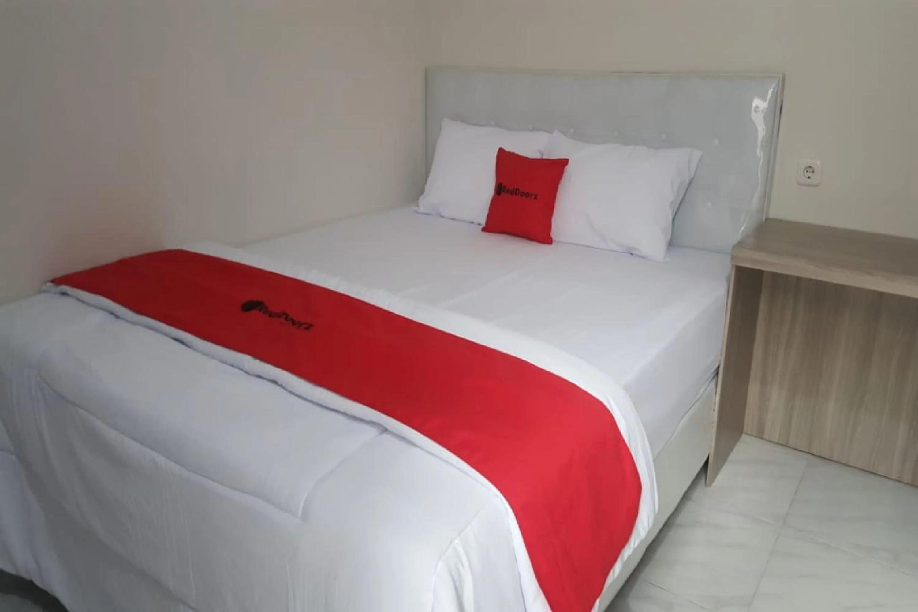Bedroom, Bed in RedDoorz Syariah near UNSOED