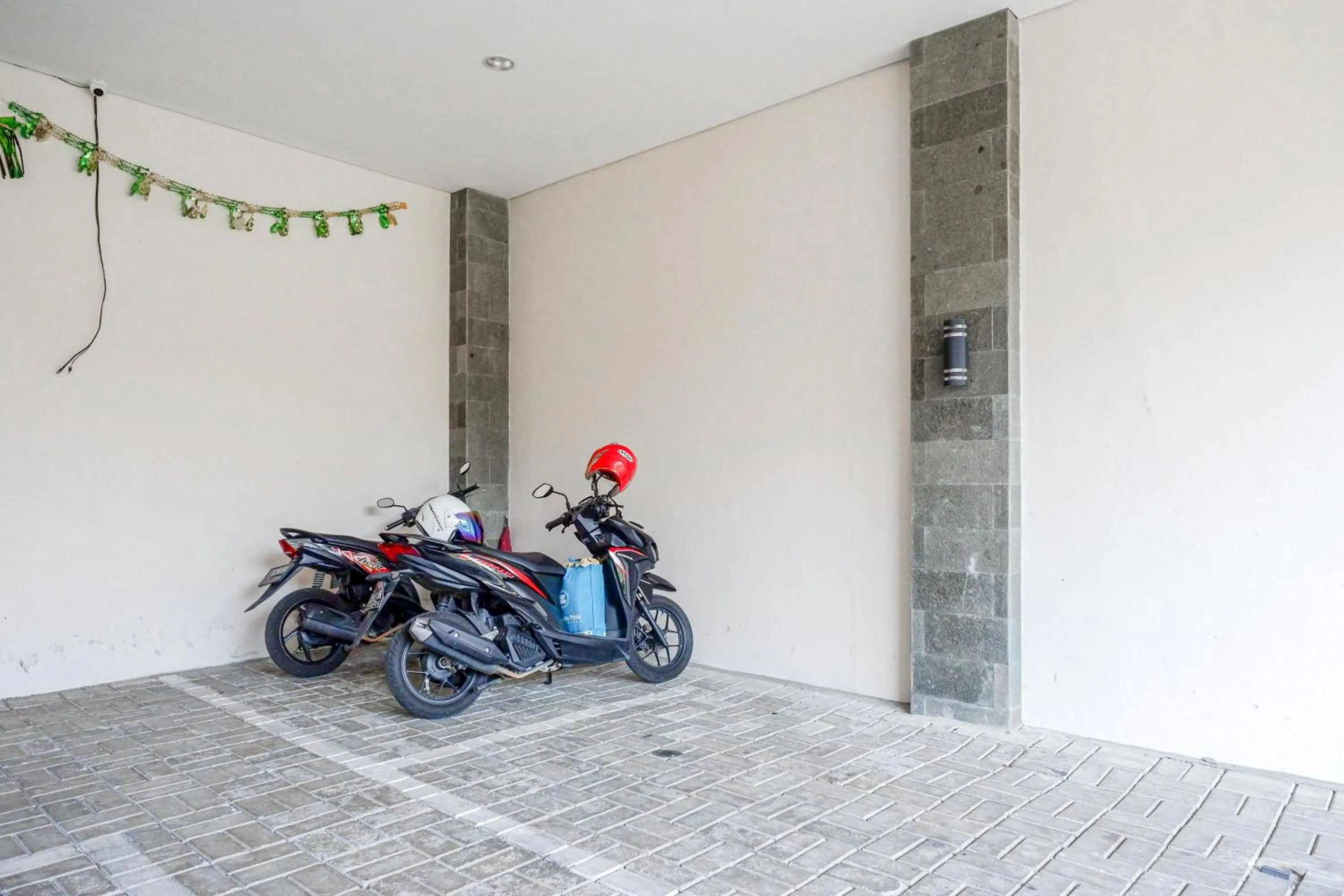 Parking in RedDoorz Syariah near UNSOED